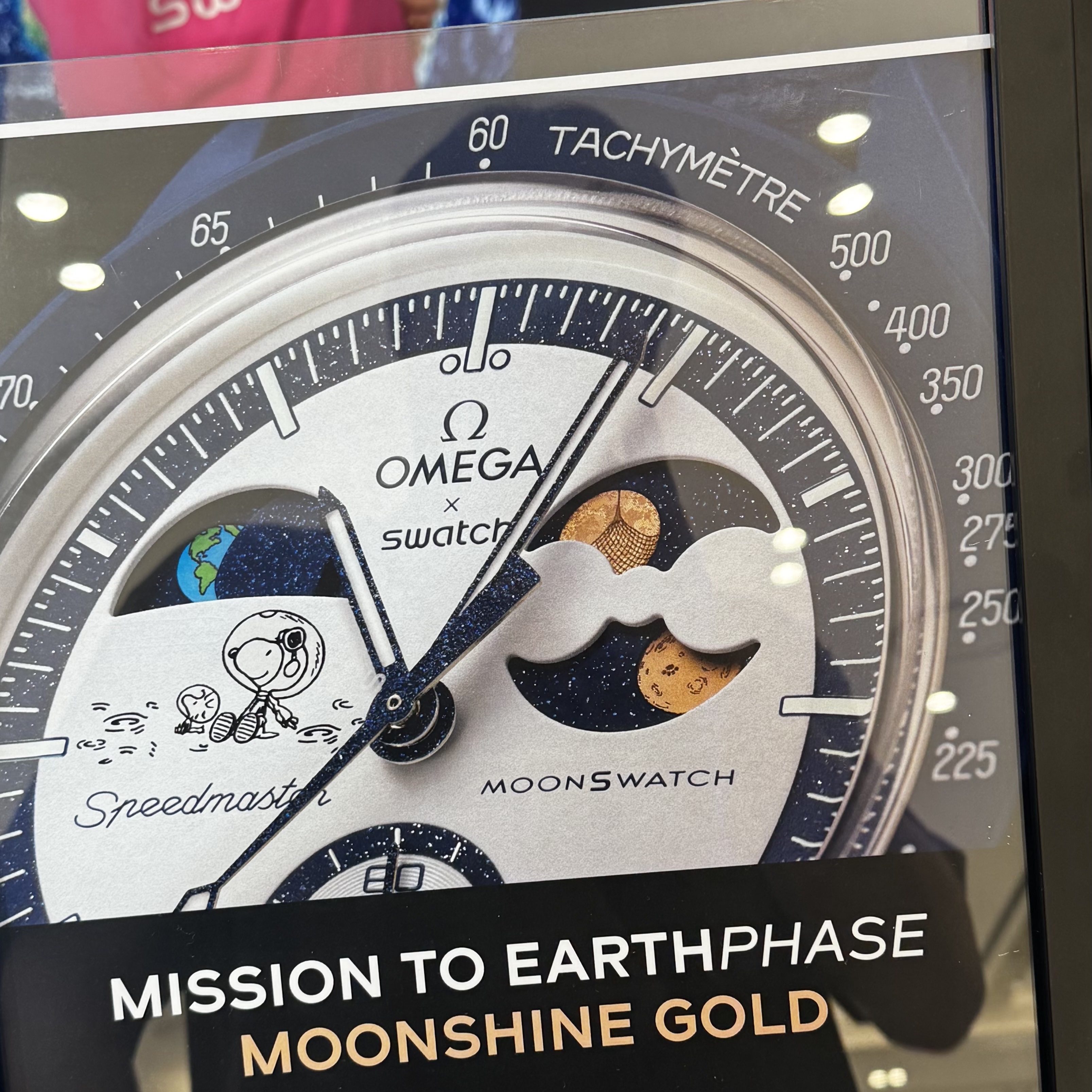 Swatch x Omega x Snoopy Bioceramic Moonswatch August's Mission To Earthphase 42mm Moonshine Gold 착용 스타일 - 1