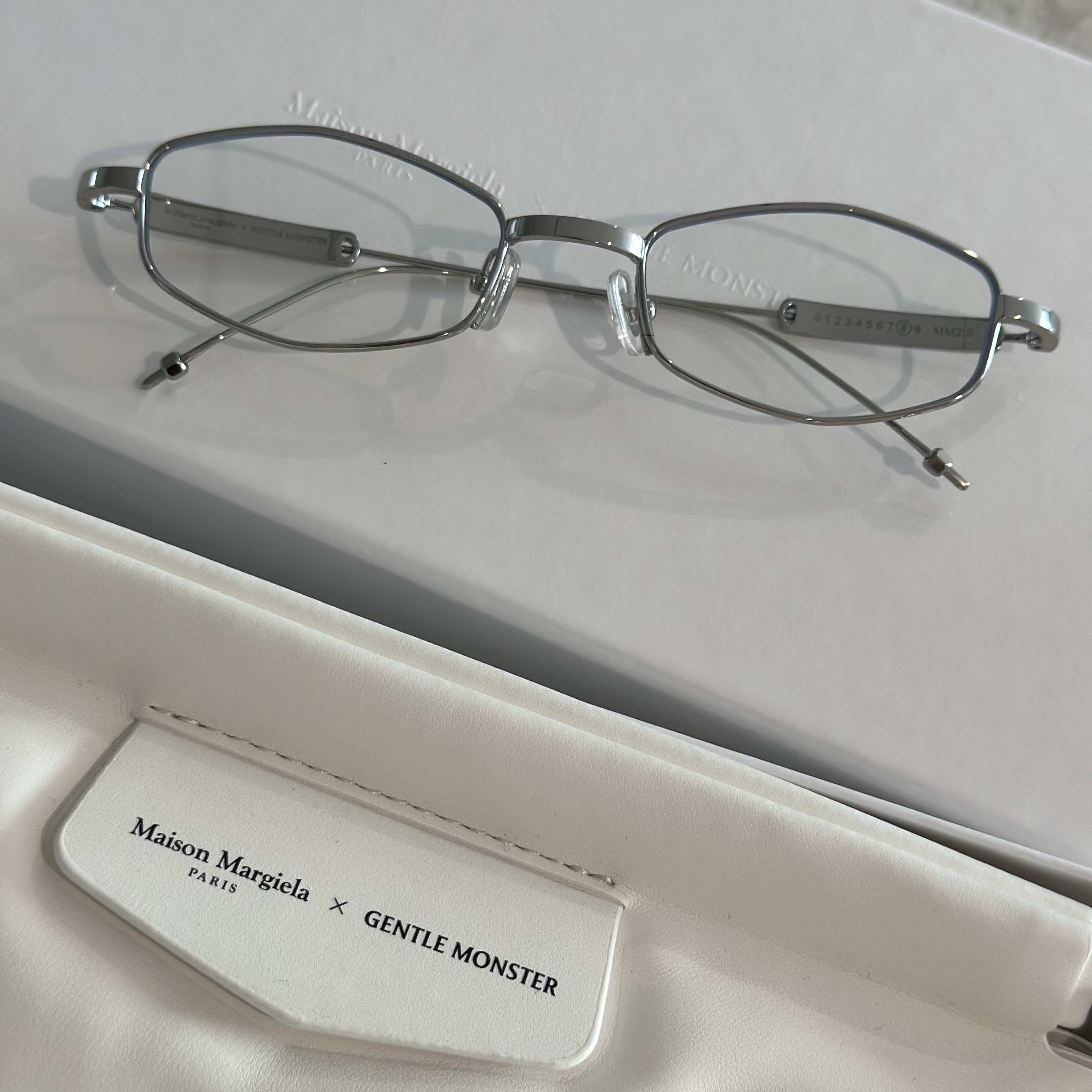 Gentle Monster x Maison Margiela MM218 Silver Clear 착용 스타일 - 1