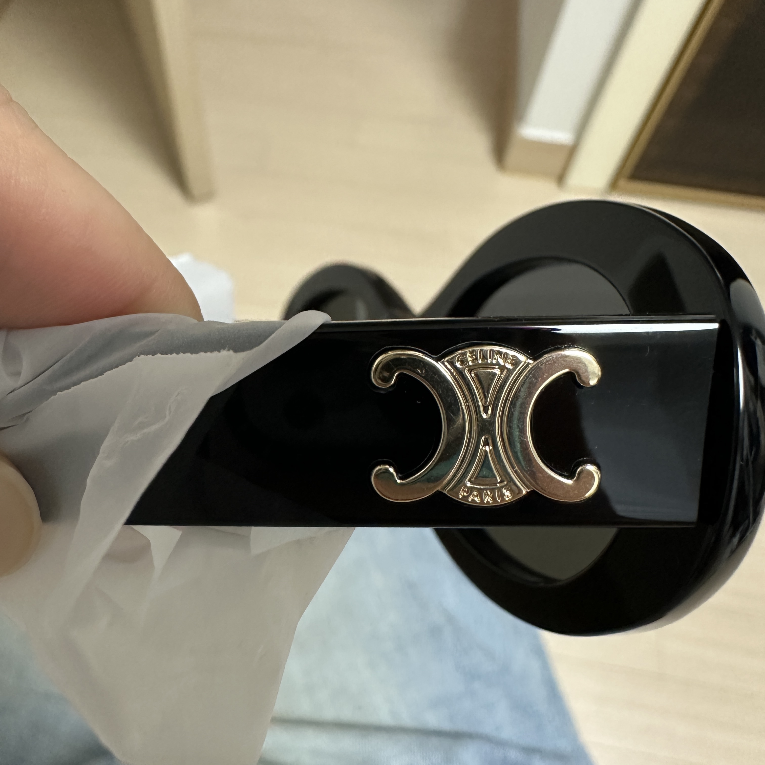 (W) Celine Triomphe 01 Sunglasses in Acetate Black 착용 스타일 - 1