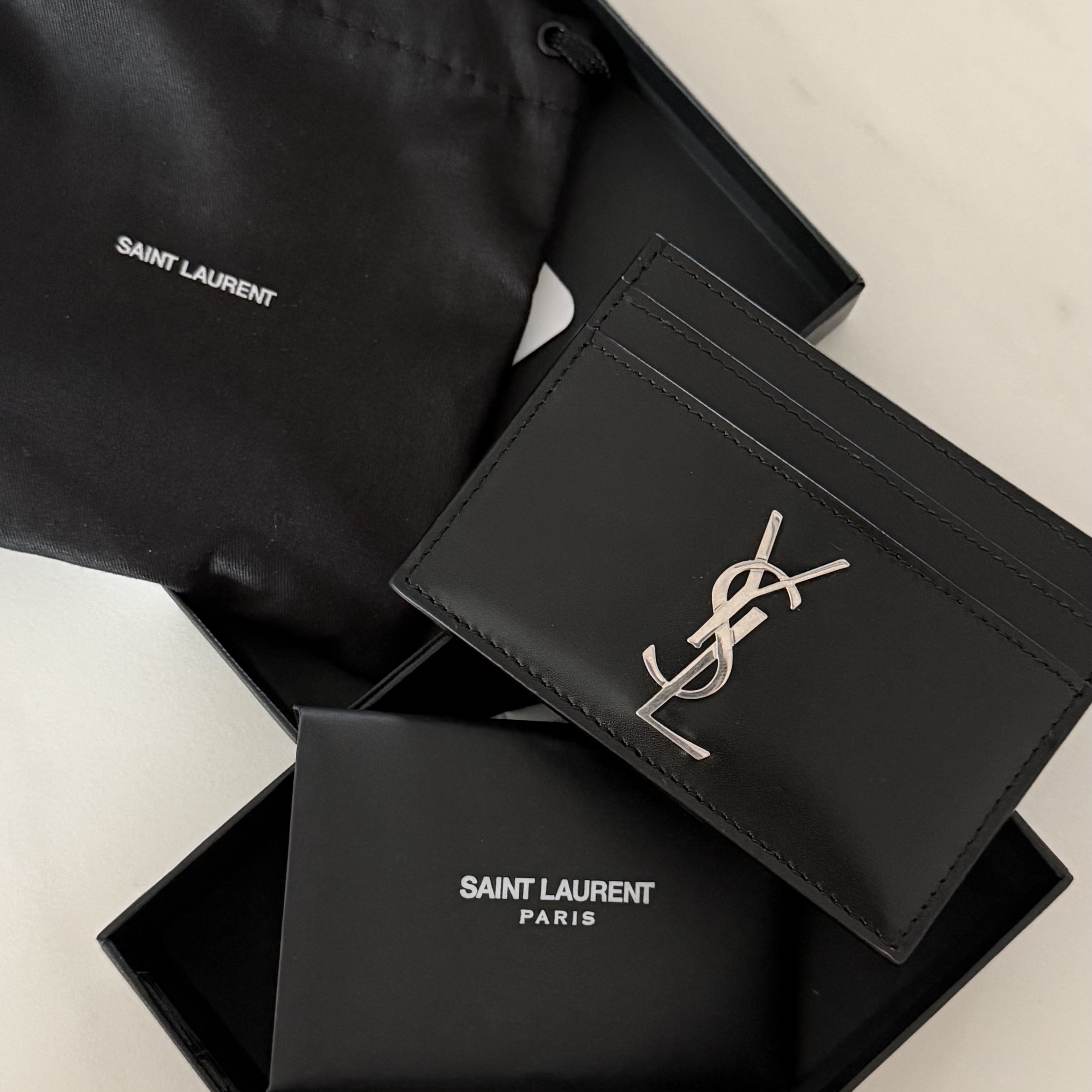 Saint Laurent Monogram Card Case in Smooth Leather Black 착용 스타일