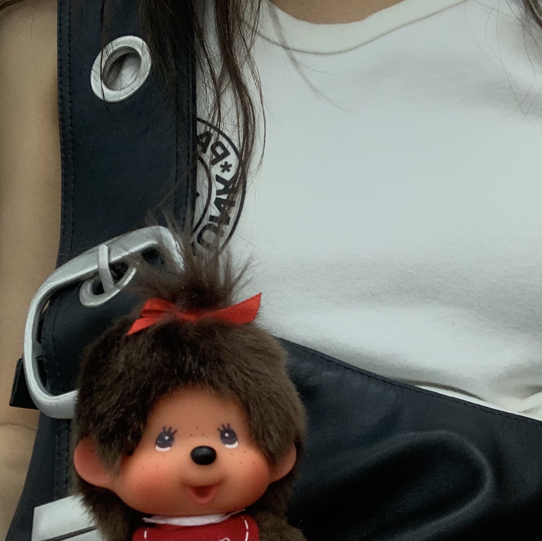 Monchhichi Bighead SS Girl Key Chain Brown, Punch Drunk Parties Unisex Circle Logo Sleeveless Off White 착용 스타일 - 1