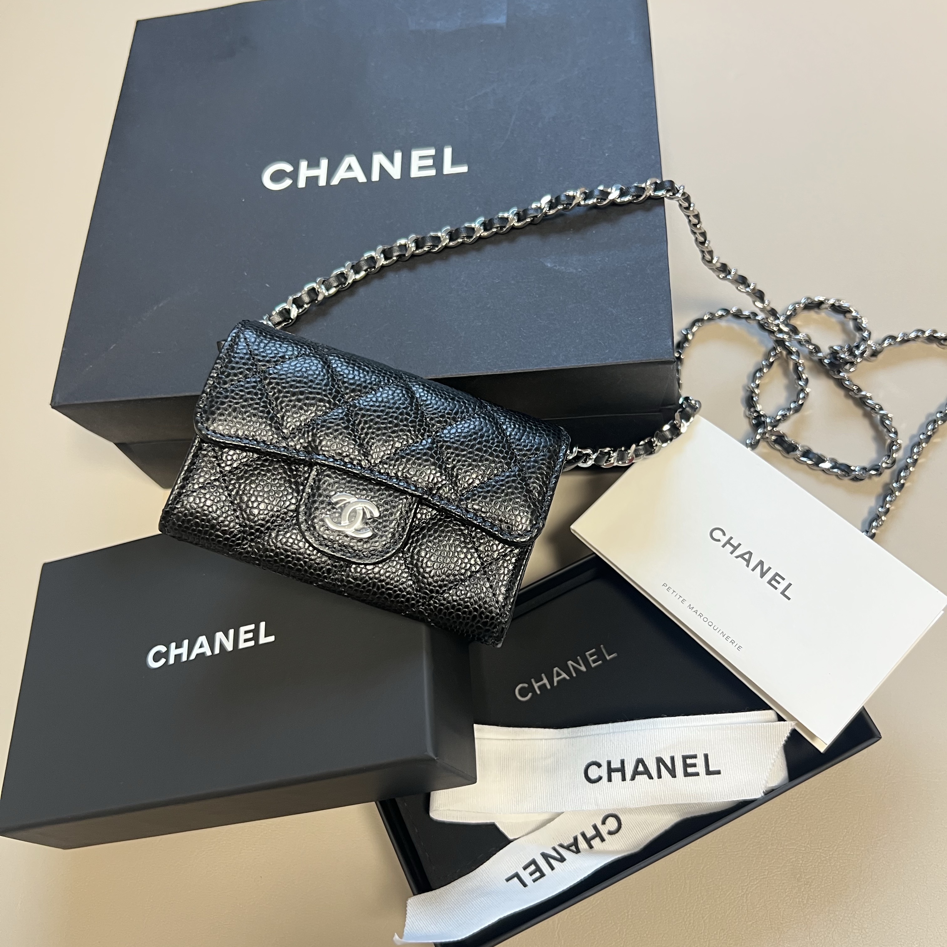 Chanel Classic Card Holder Grained Calfskin & Silver Black 착용 스타일