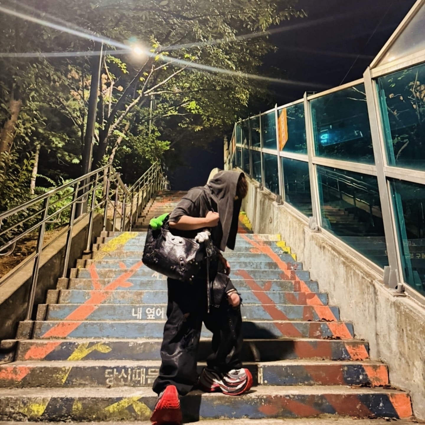 Balenciaga Le Cagole Large Carry All Bag Black, Balenciaga Platform Reduced Sneakers Black Grey 착용 스타일 - 2