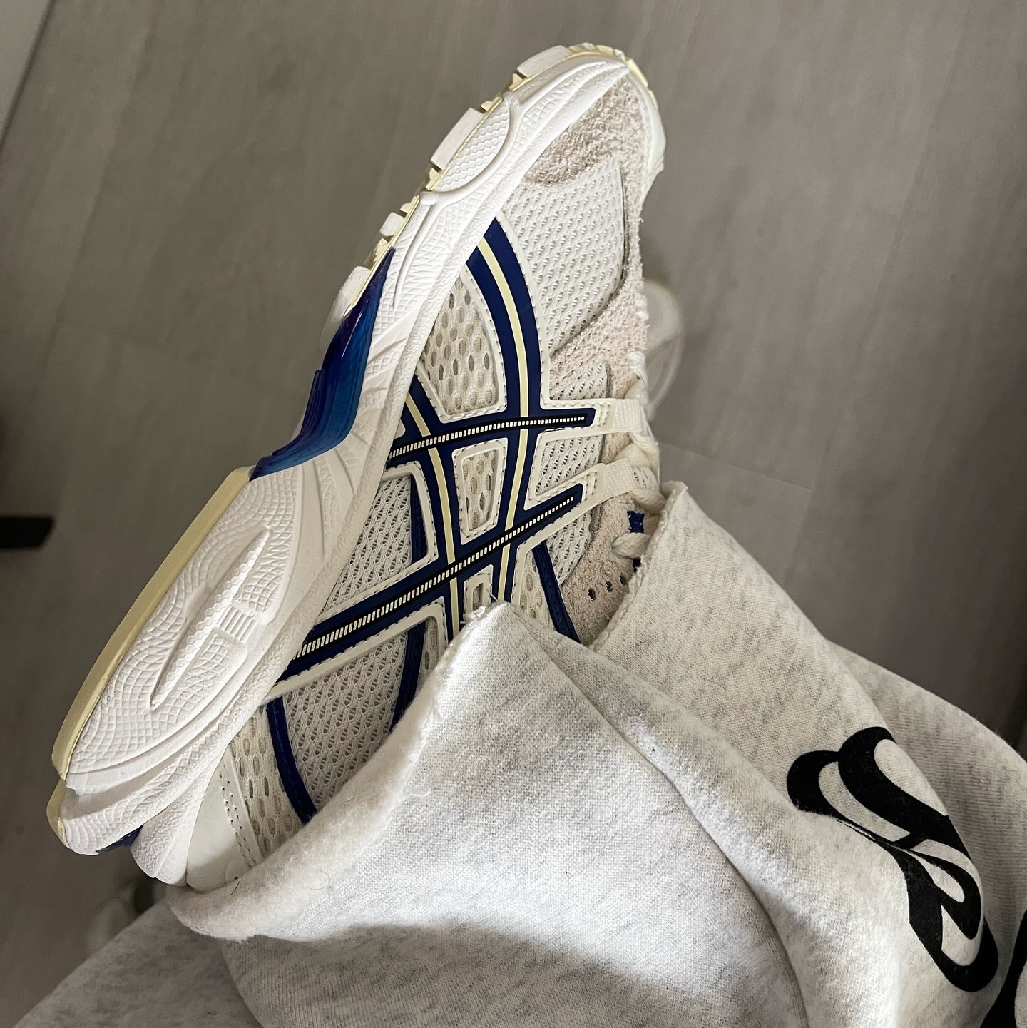 Asics x END. Gel-Nimbus 10.1 Snow White Sodalite Blue 착용 스타일 - 3
