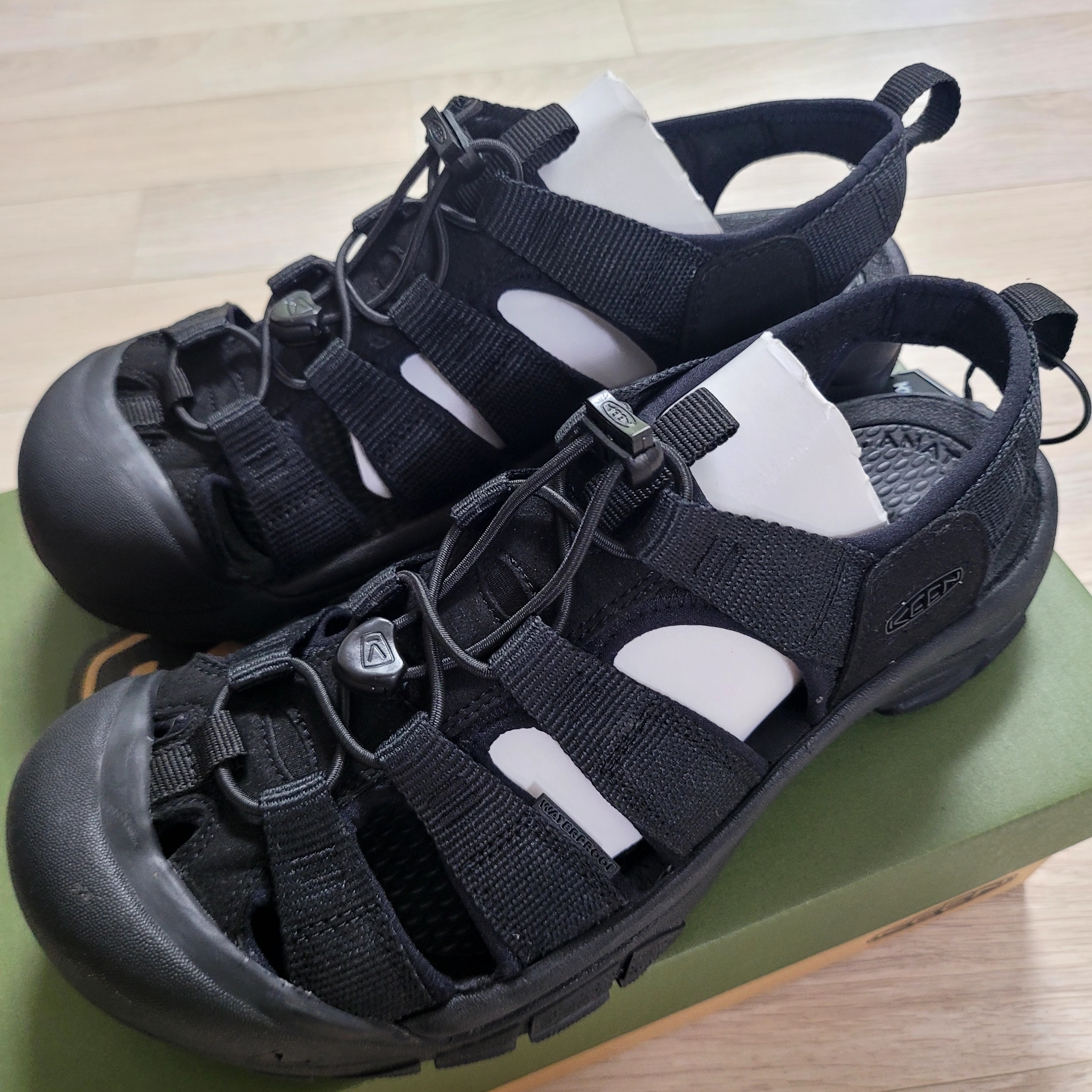 Keen Newport H2 Triple Black 착용 스타일