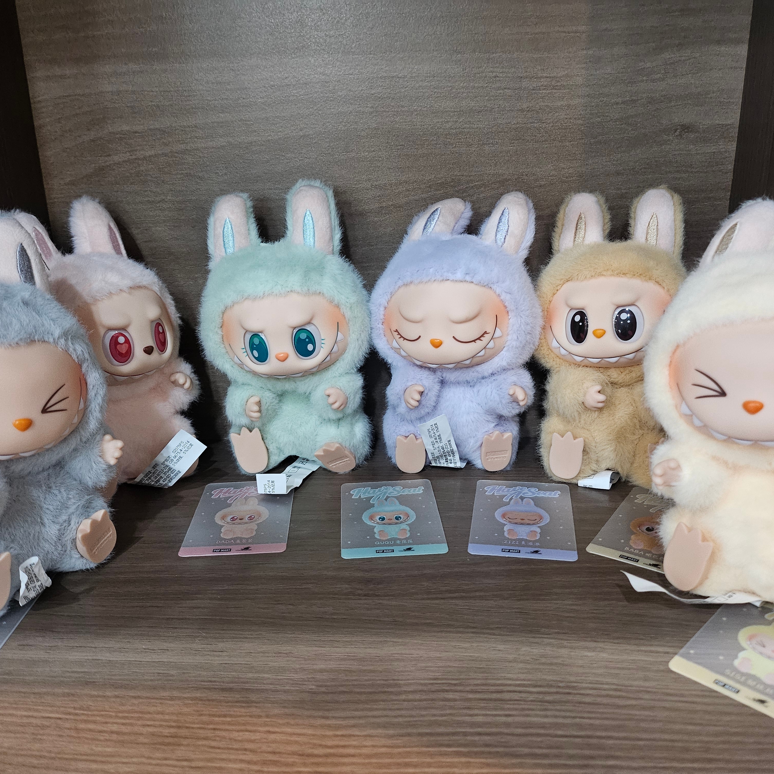 Pop Mart The Monsters Labubu Tasty Macarons Series Sealed Case (6 Blind Boxes), Pop Mart Labubu Let's Play Together Doll Series Sealed Case (6 Blind Boxes) 착용 스타일 - 3