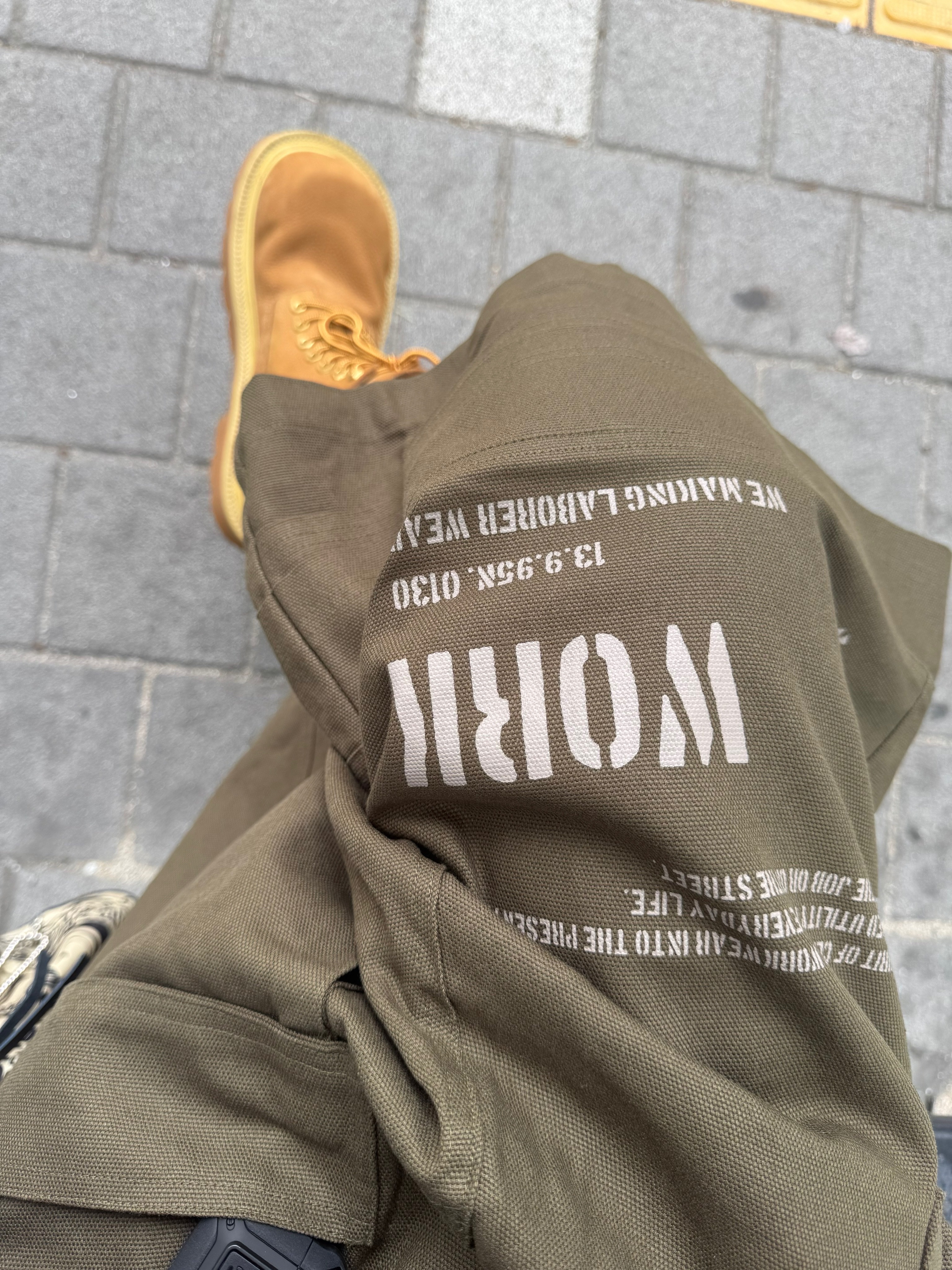 Wapworks Engineered Oxford Bermuda Khaki, Wapworks Dayworker T-Shirt Black 착용 스타일 - 4
