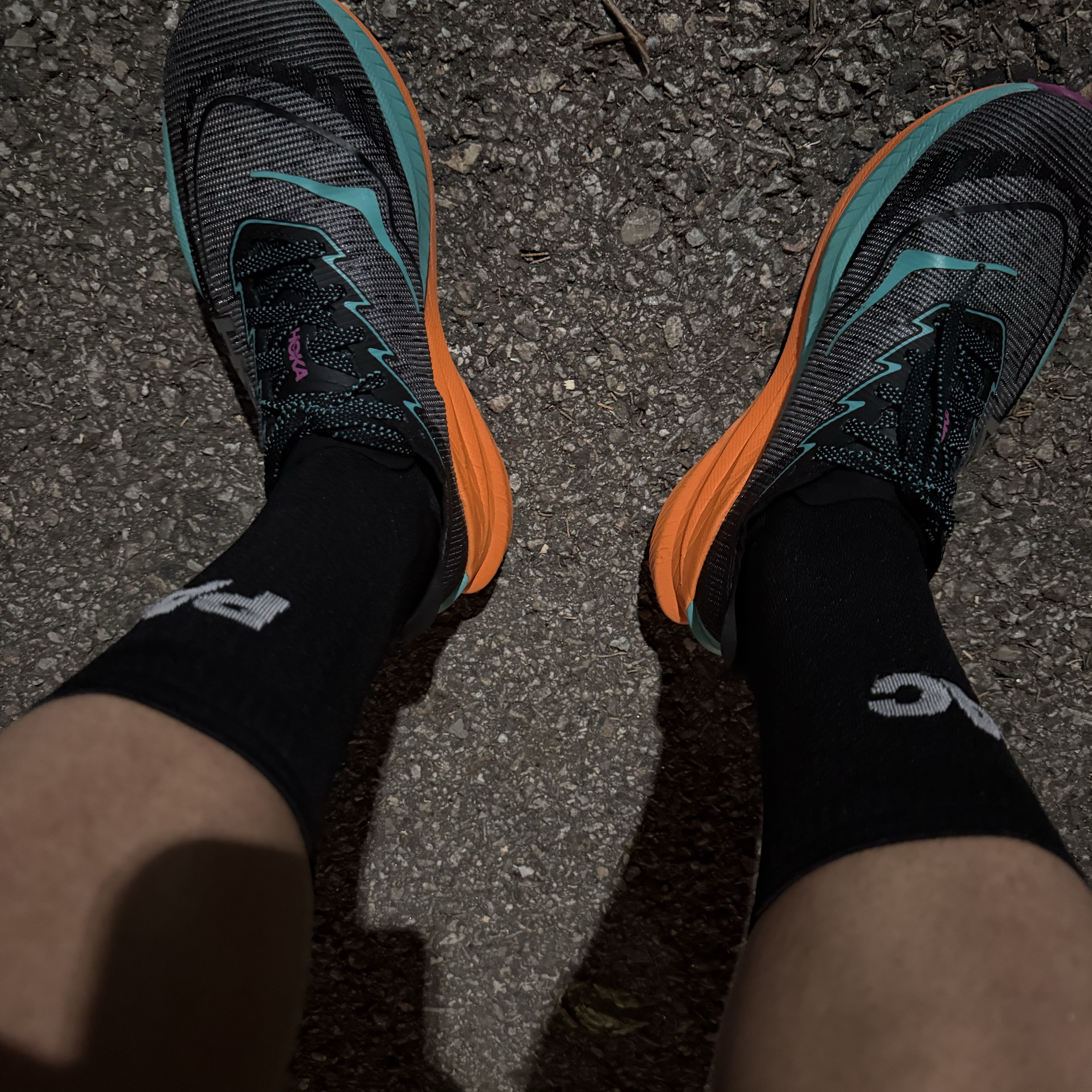 Hoka Mach X 2 Black Electric Aqua - Wide 착용 스타일