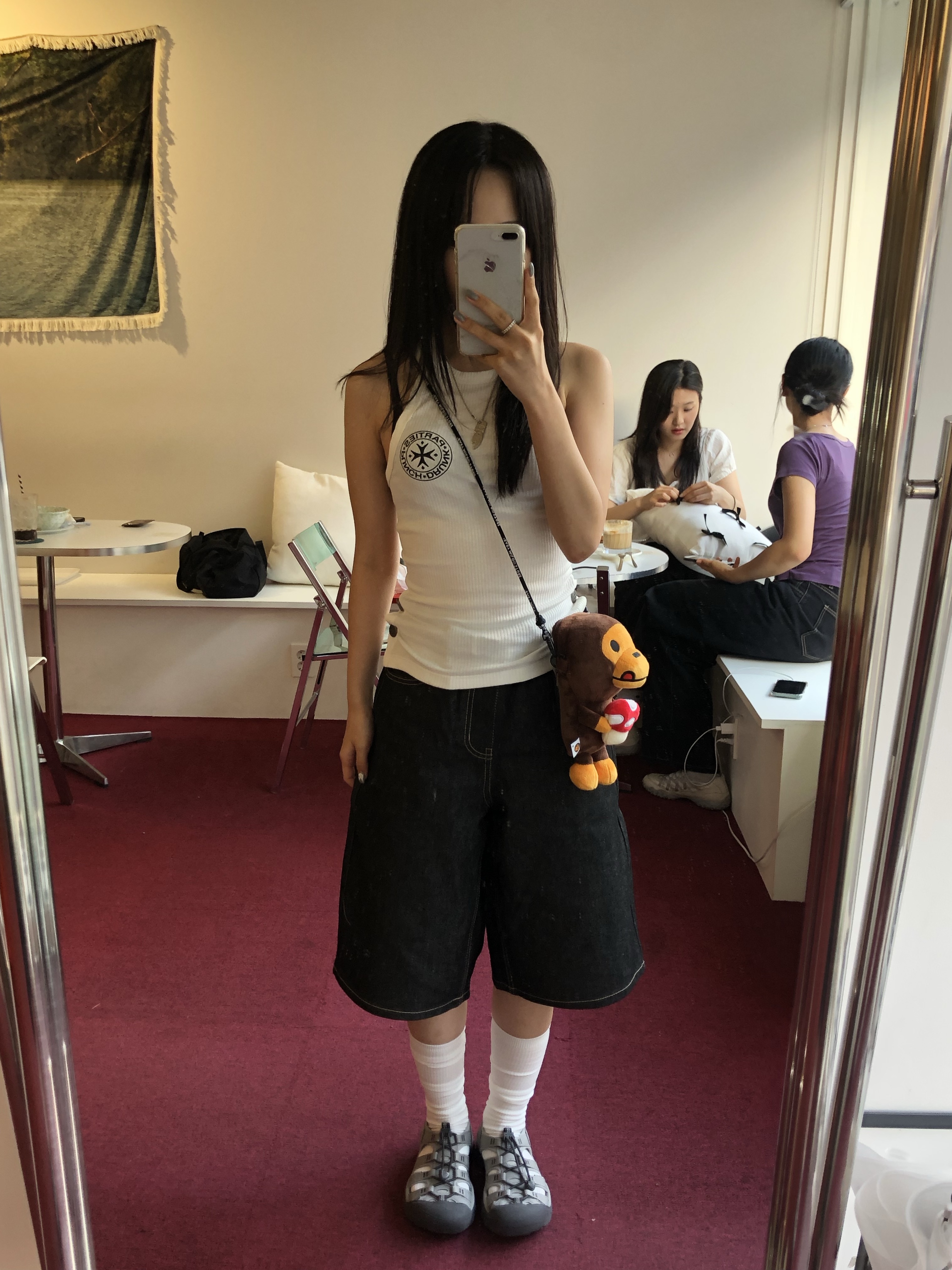 Punch Drunk Parties Mother's Worry Tank Top White, BAPE Baby Milo Plush Mobile Bag Brown 착용 스타일 - 1