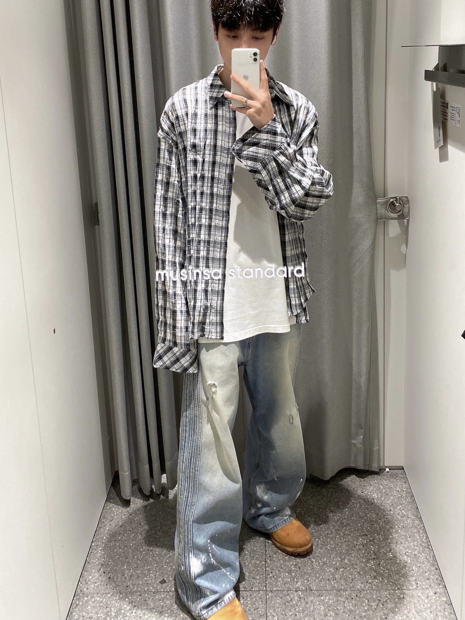 Undermycar Mu.36 Anti Fxxking Logo Play Basic Long Sleeve Check Shirts Blue Black, [더블적립]Farfromwhat Far Washed Pin Tuck Jeans Blue 착용 스타일 - 1