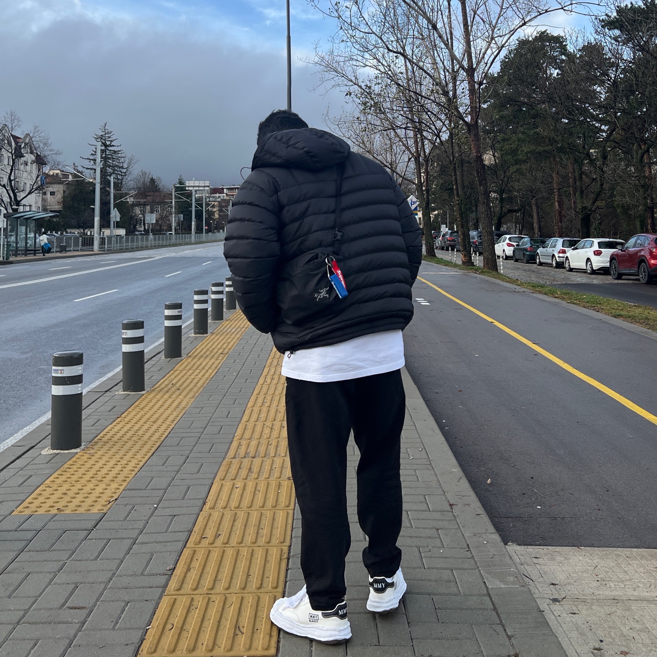 Arc'teryx Thorium Hoody Black, Arc'teryx Heliad 6 Crossbody Bag Black 착용 스타일 - 1