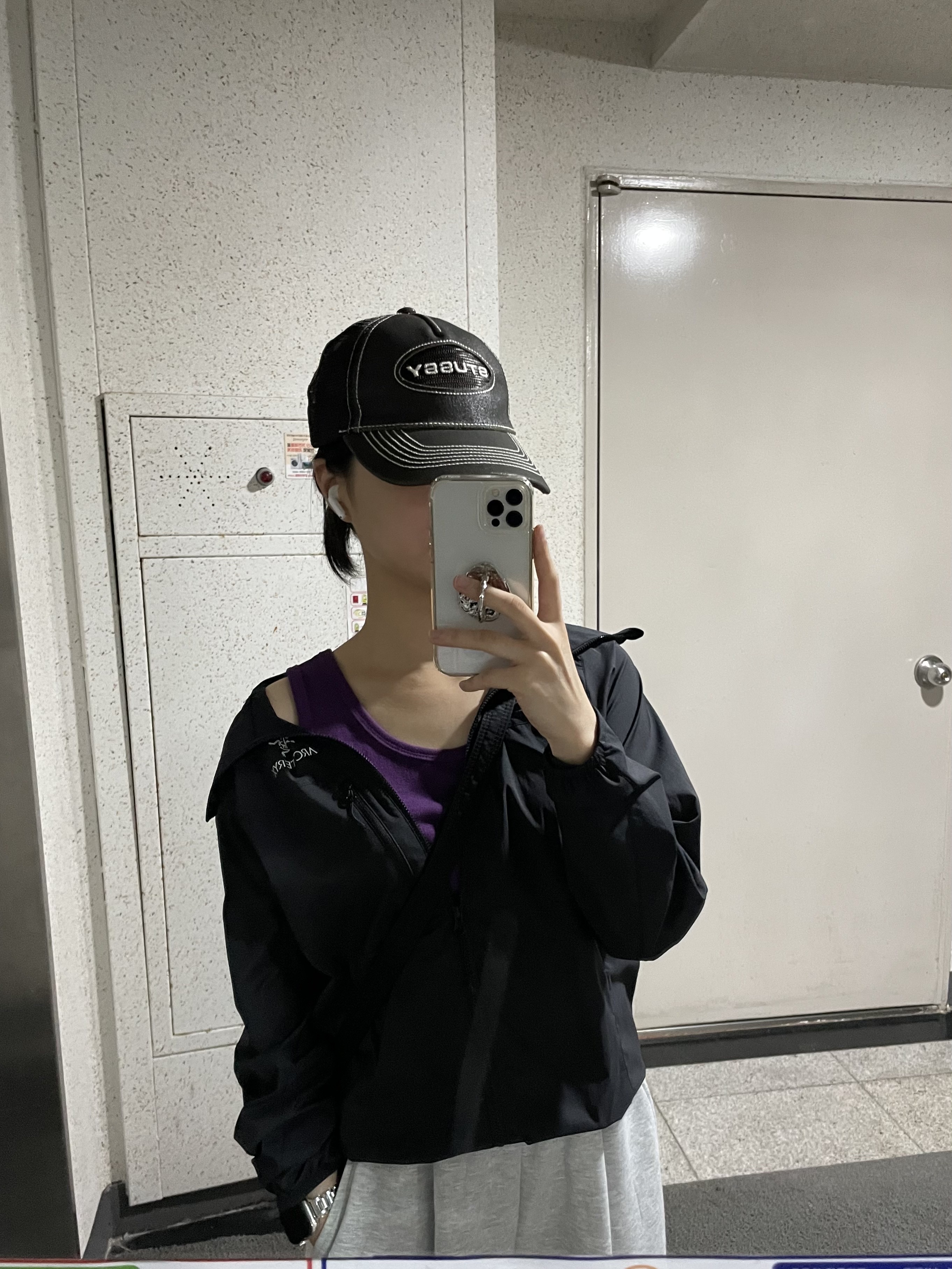 Stussy Low Pro Trucker Cut-Out Leather Snapback Brown, Arc'teryx Squamish Hoody Black 착용 스타일
