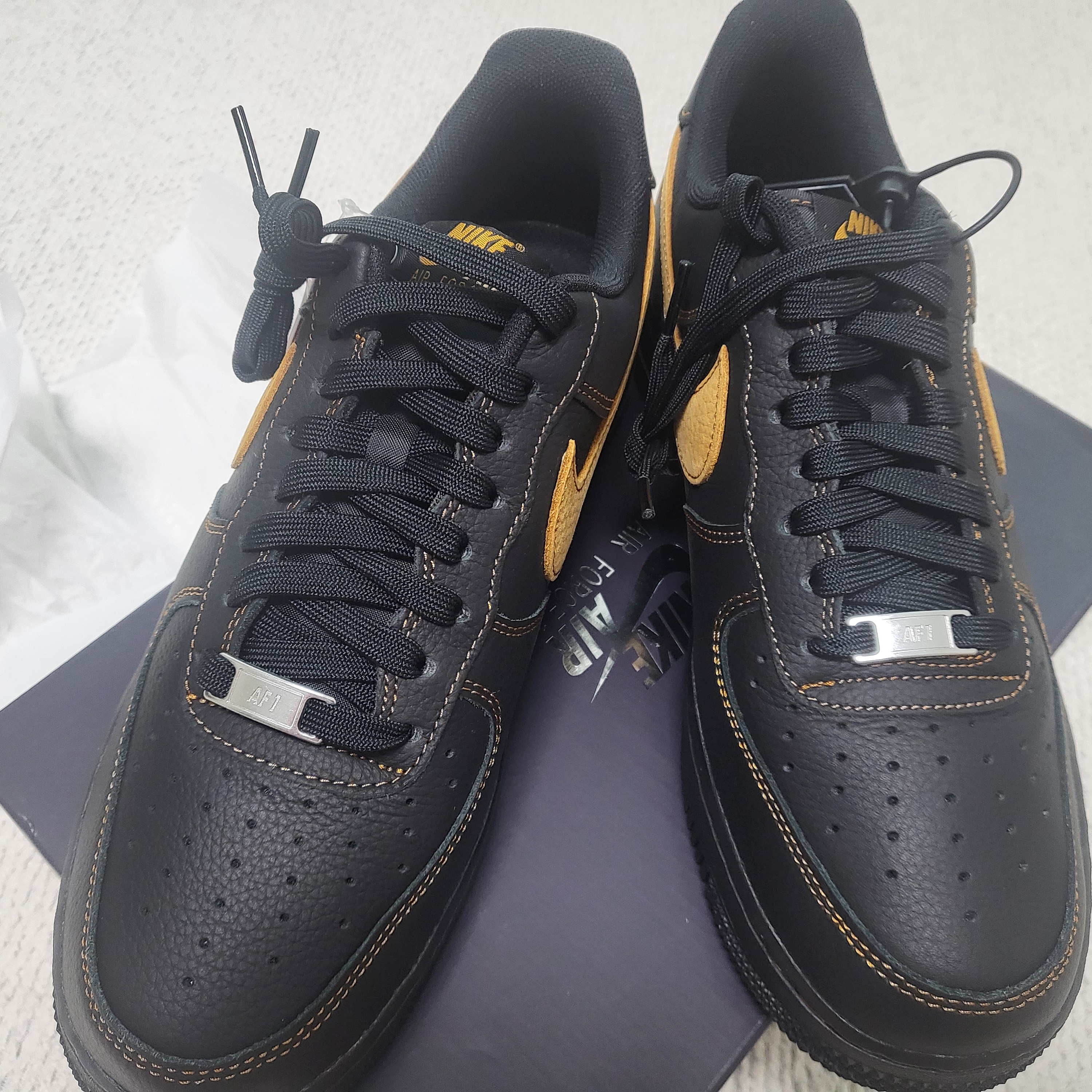 Nike Air Force 1 '07 LV8 Black Desert Ochre 착용 스타일 - 2