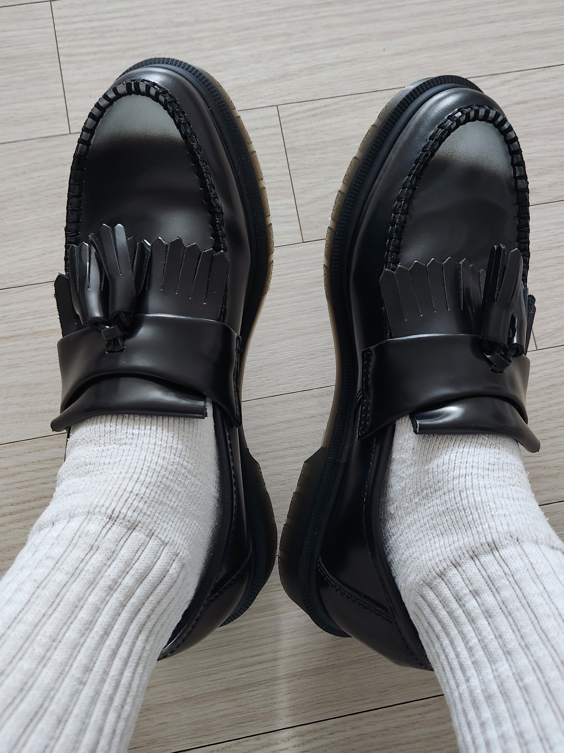 Dr. Martens Adrian Tassel Arcadia Rub Off Leather Loafers Silver 착용 스타일 - 2