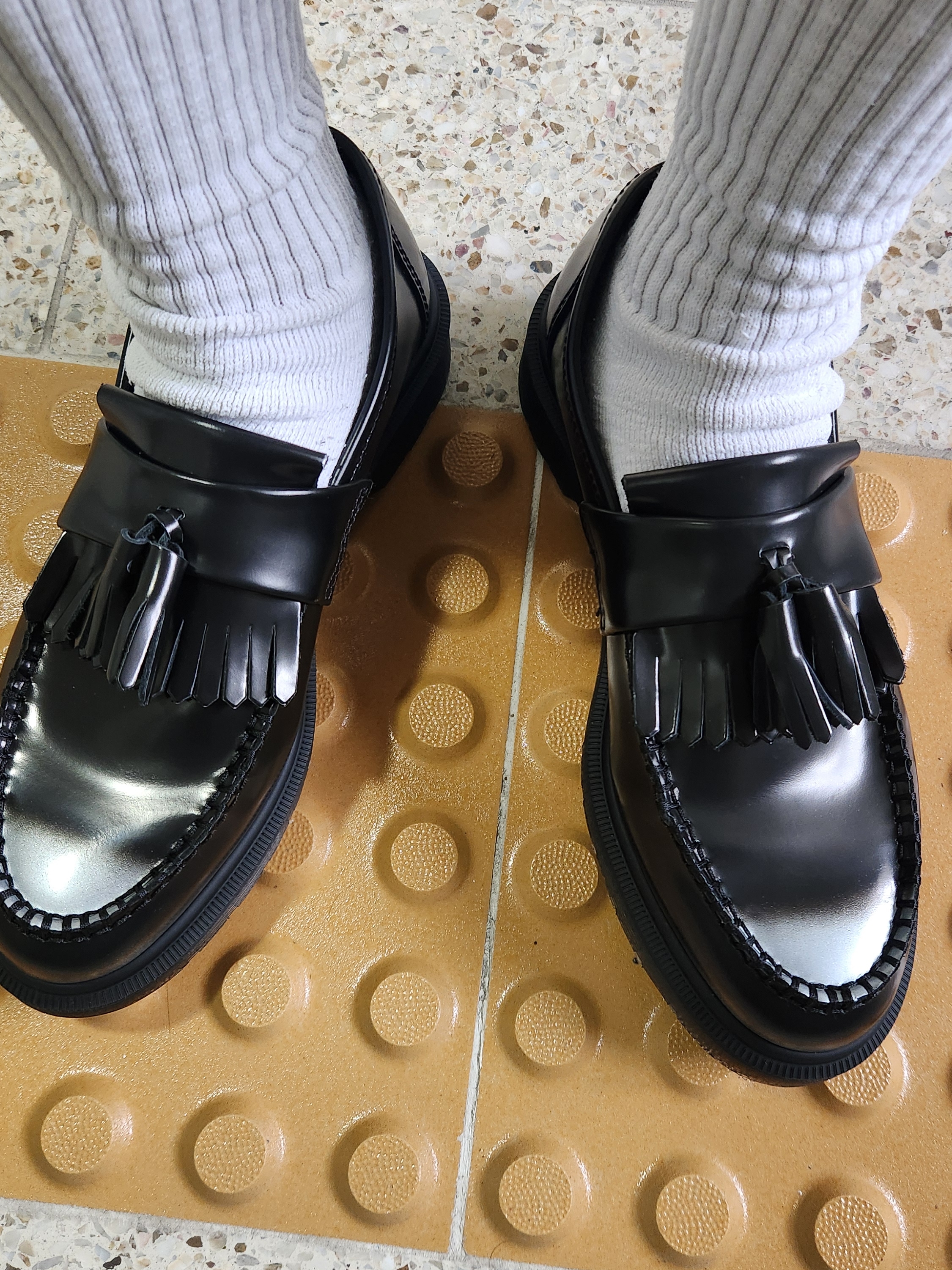 Dr. Martens Adrian Tassel Arcadia Rub Off Leather Loafers Silver 착용 스타일 - 1