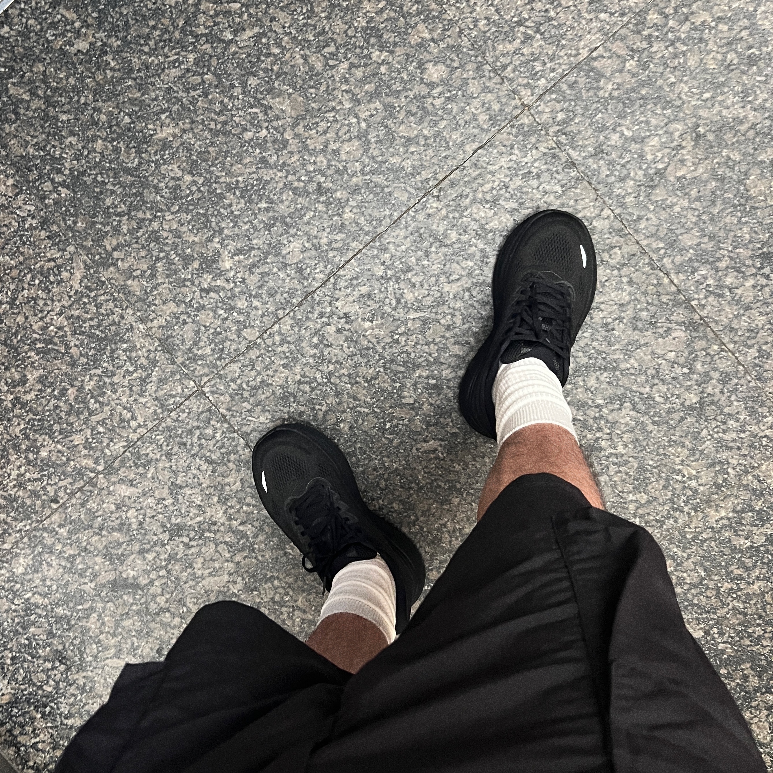 Hoka Bondi 9 Black - Wide 착용 스타일 - 2