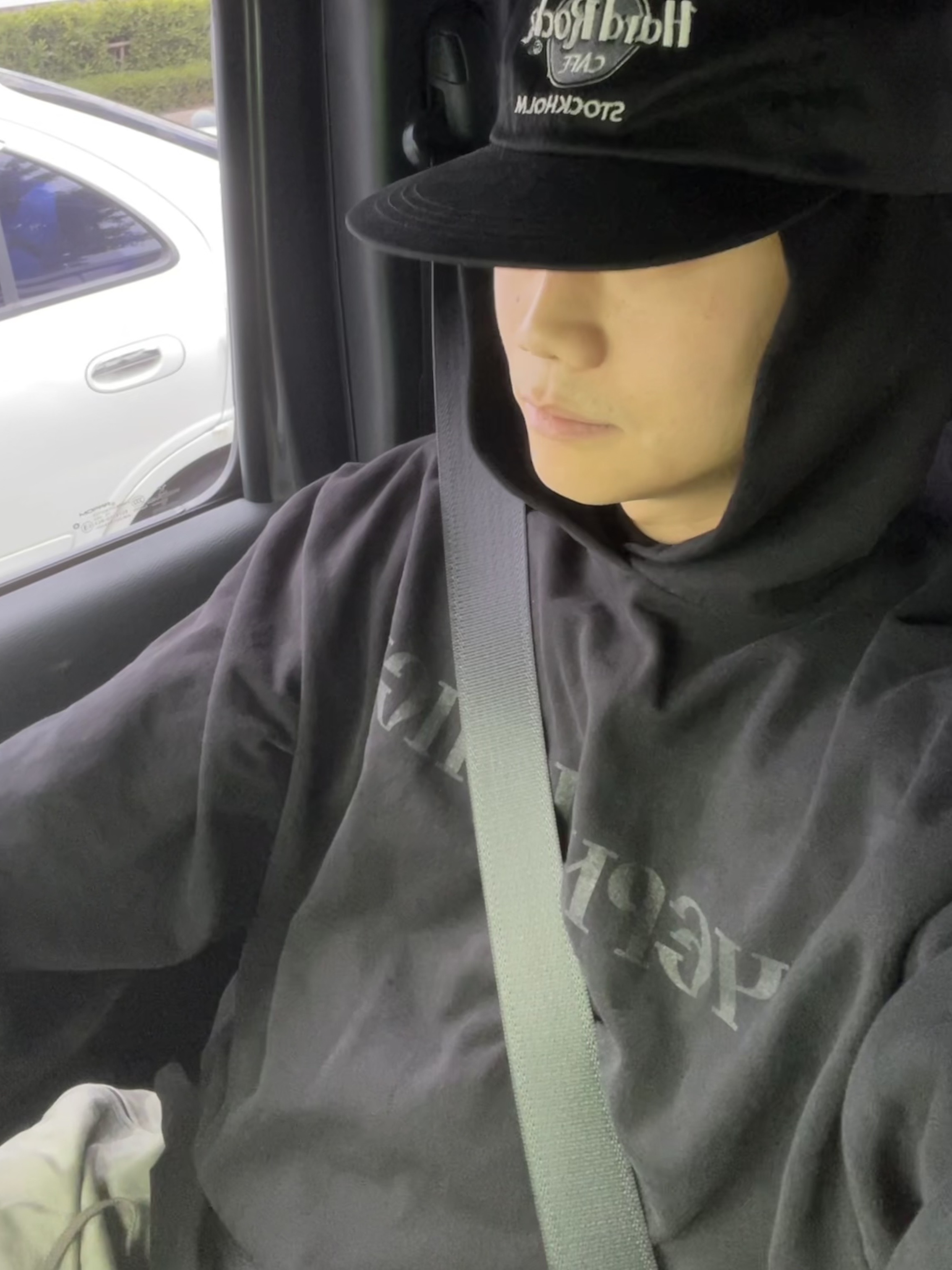Yeezy x Gosha Rubchinskiy Tribune Herald HD-01 Hoodie Charcoal 착용 스타일