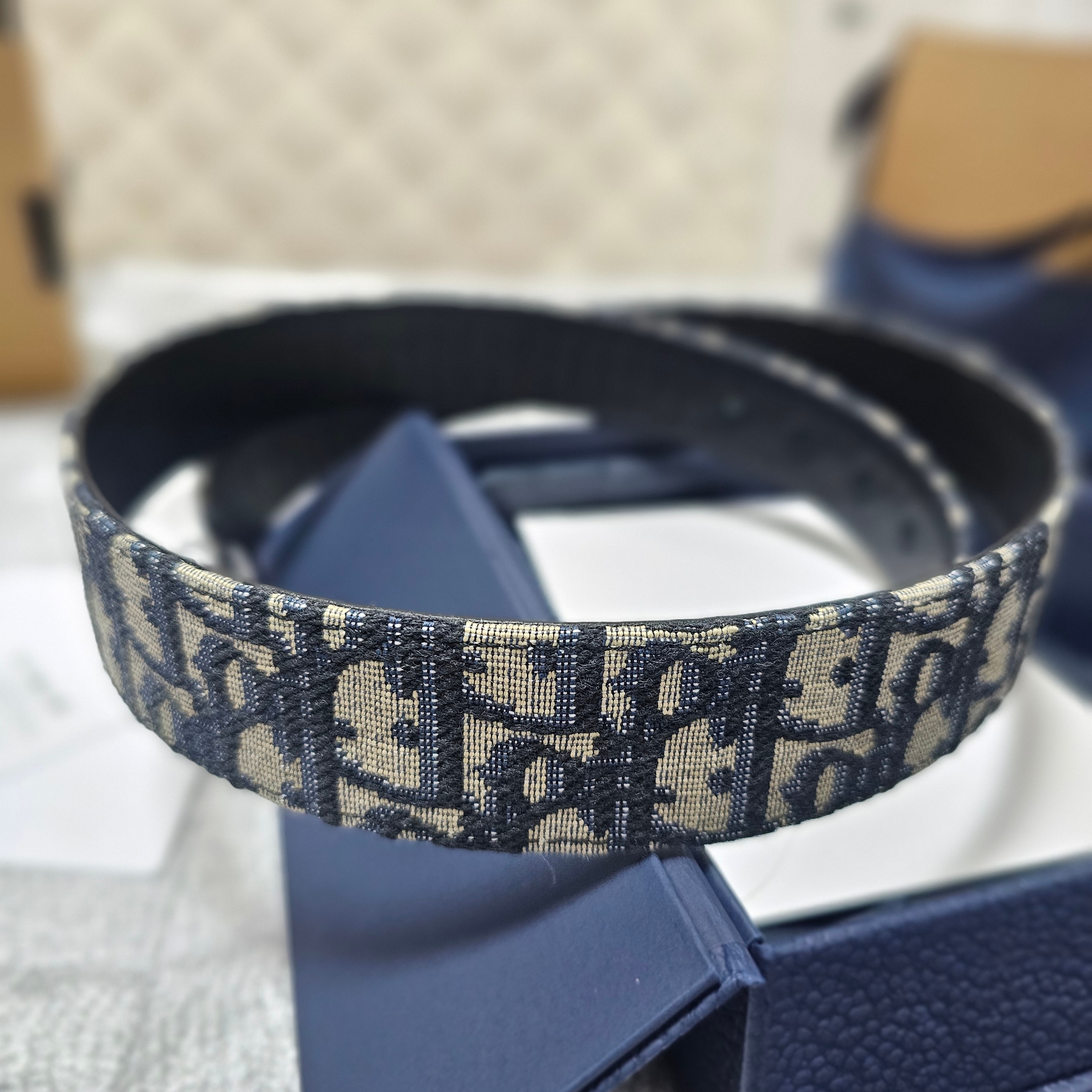 Dior 35mm Reversible CD Belt Dior Oblique Jacquard and Calfskin Beige Black 착용 스타일 - 1