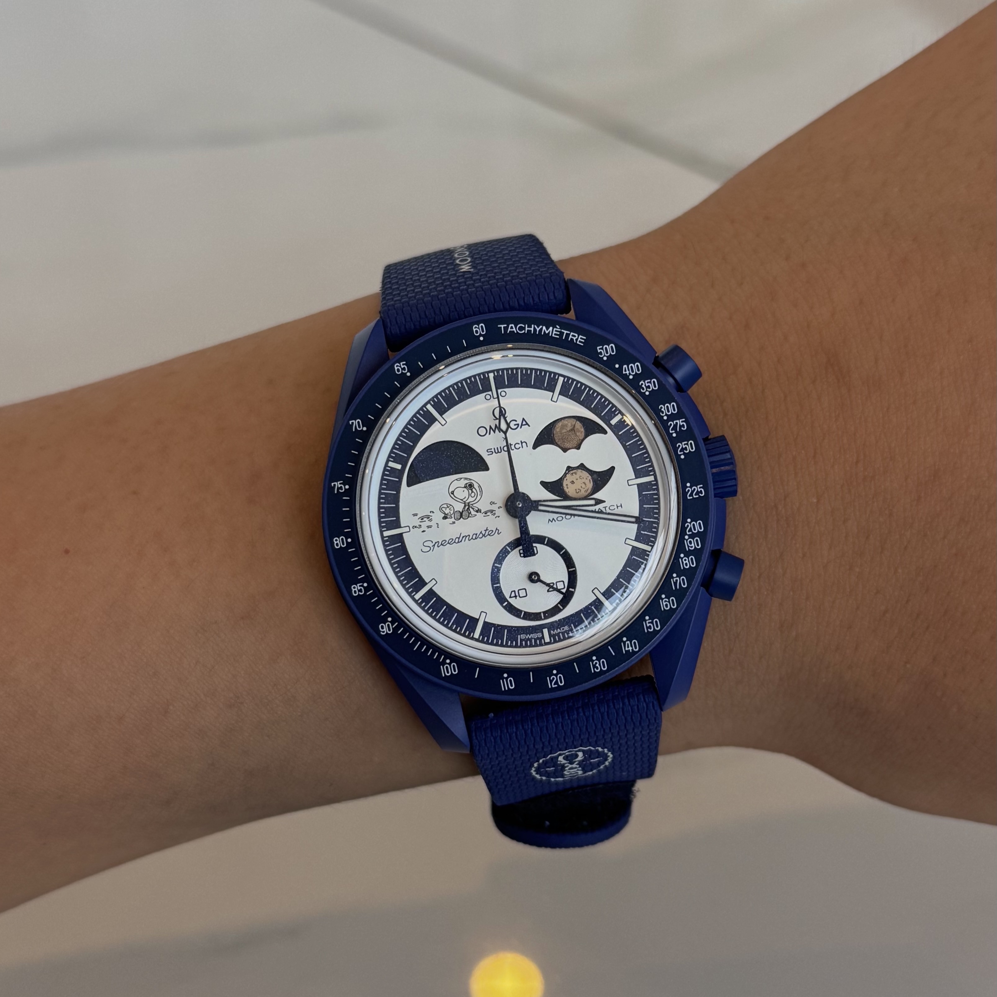 Swatch x Omega x Snoopy Bioceramic Moonswatch August's Mission To Earthphase 42mm Moonshine Gold 착용 스타일 - 2