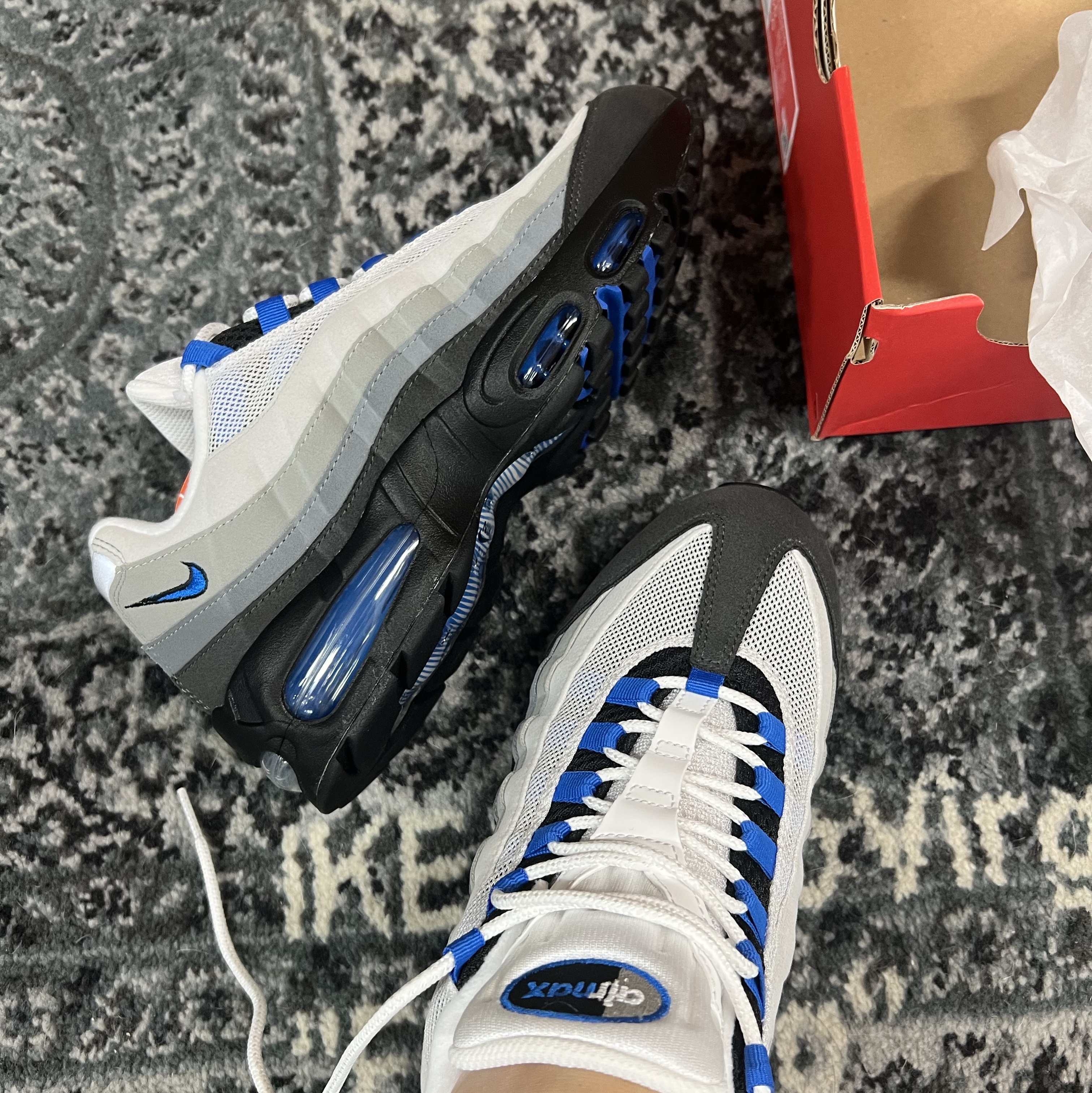 Nike Air Max 95 OG Cool Grey and Blue Spark 착용 스타일