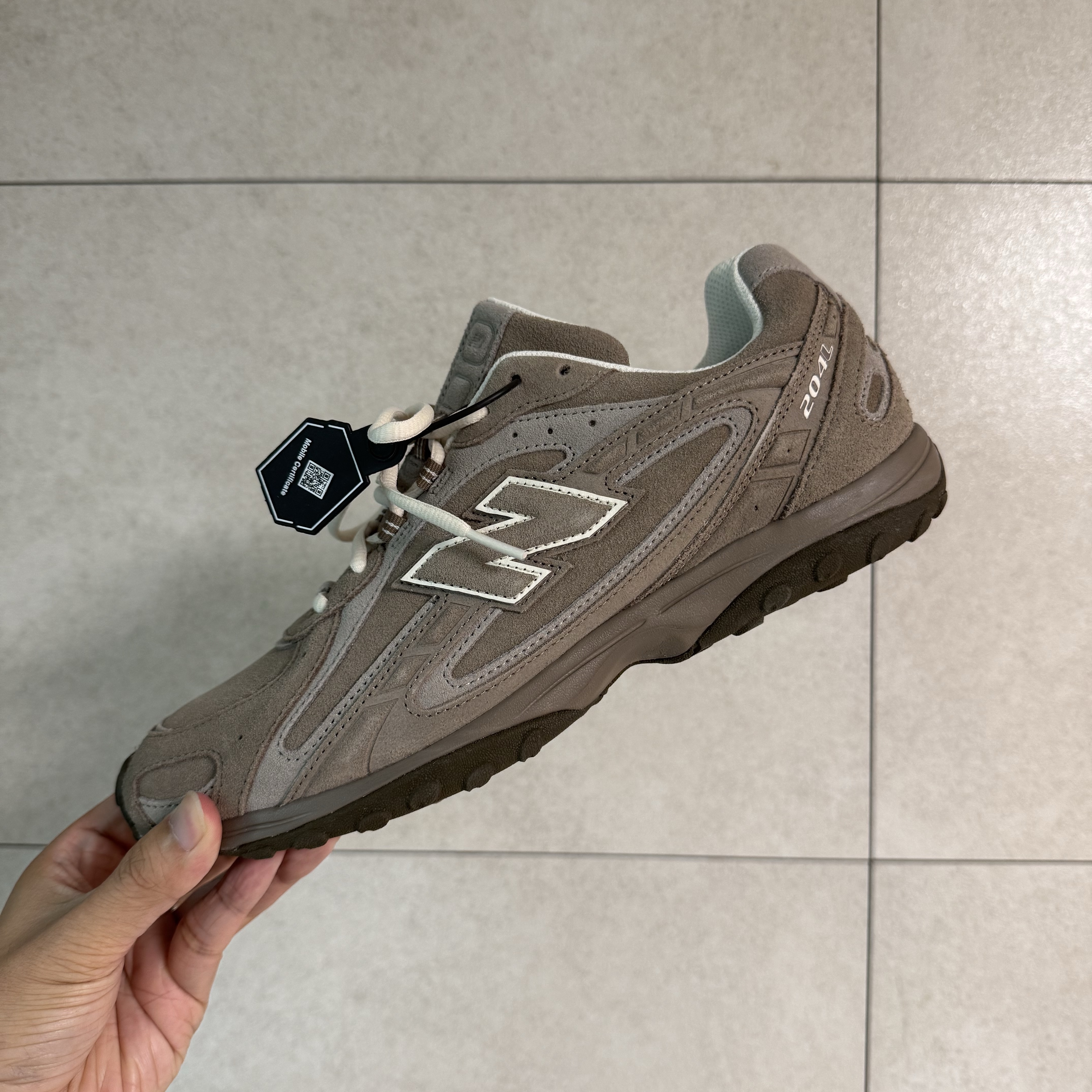 New Balance 204L Suede Mushroom Arid Stone 착용 스타일 - 1