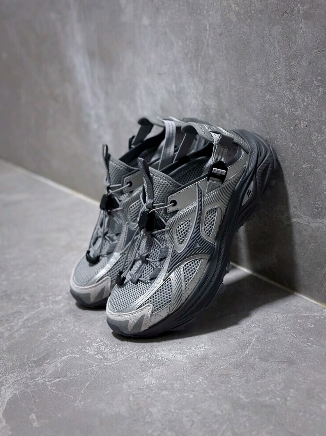 Mizuno Racer Trail SE Silver Grey, Mizuno Racer Trail SE Black 착용 스타일 - 1