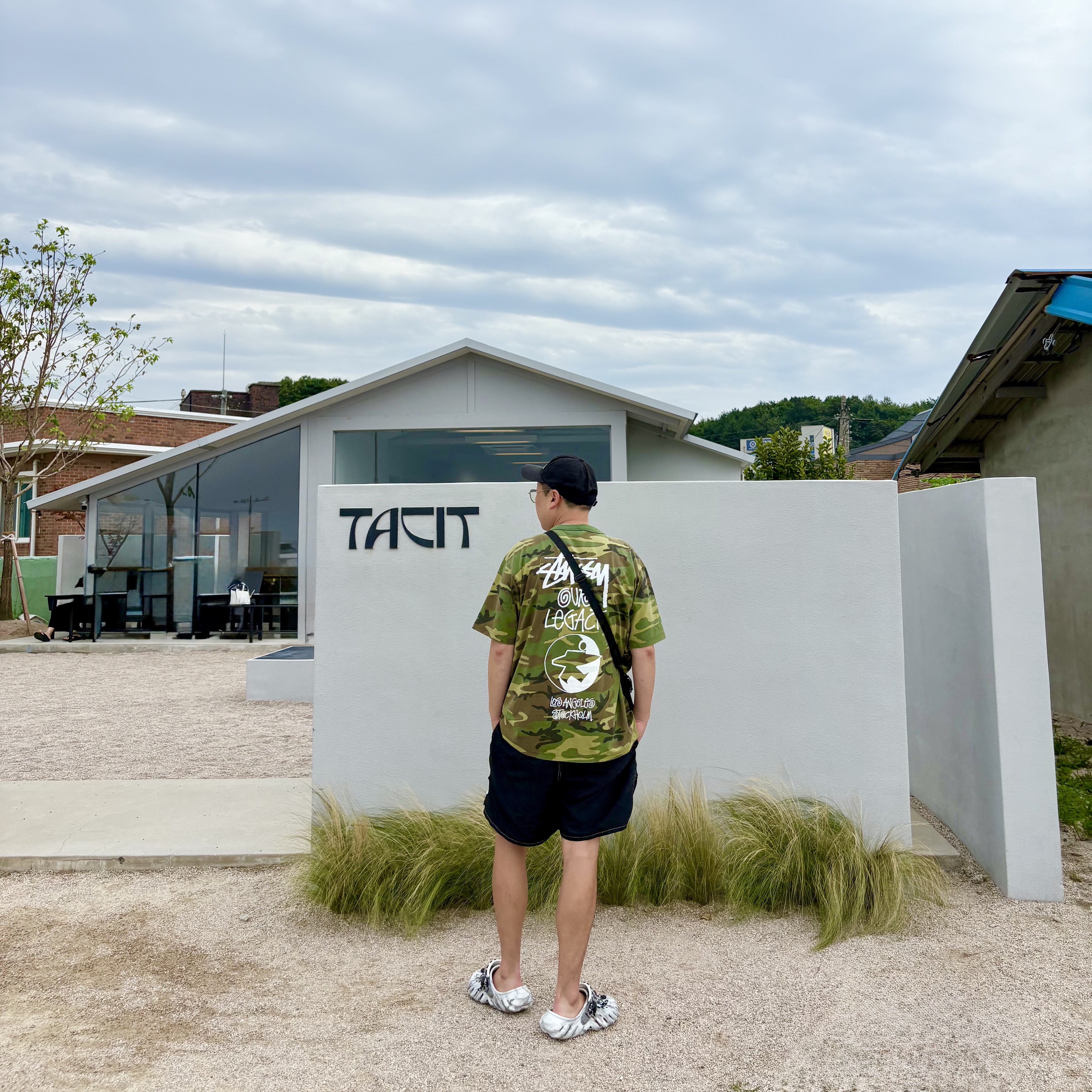 Stussy Bio Washed Big Logo Low Pro Cap Black, Stussy x Our Legacy Work Shop Surfman Pigment Dyed T-Shirt Camo 착용 스타일 - 1