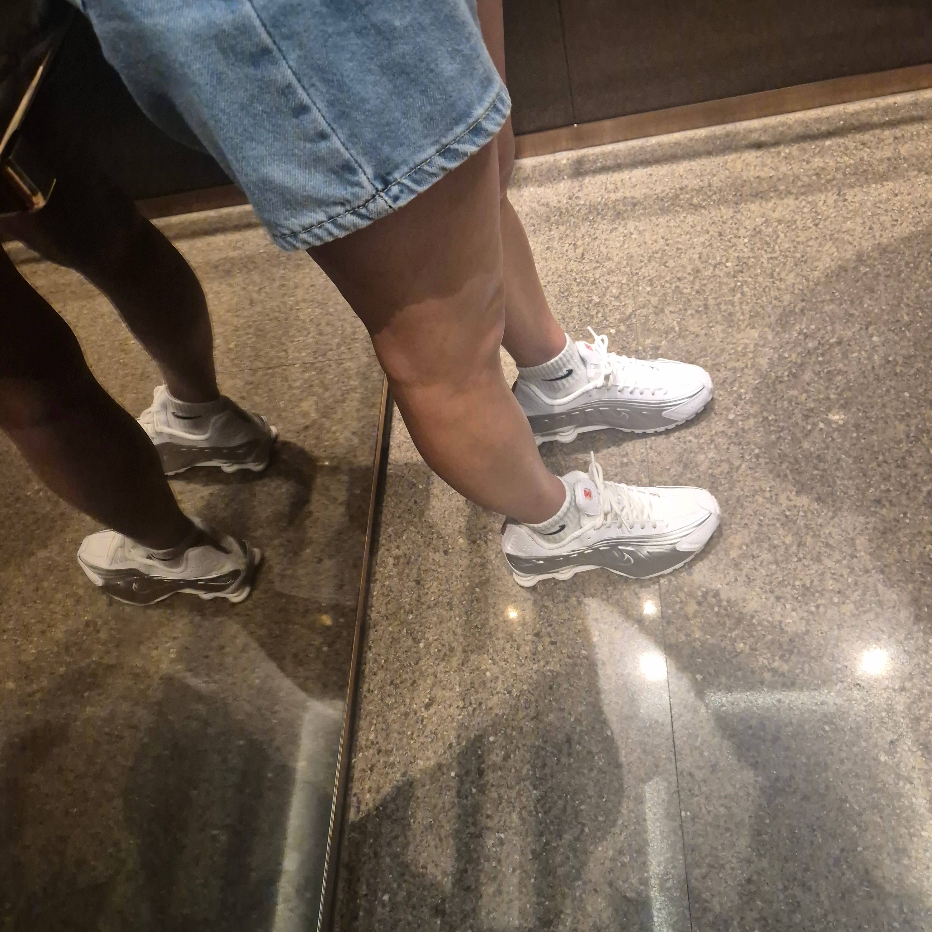 (W) Nike Shox R4 White Metallic Silver 착용 스타일 - 1