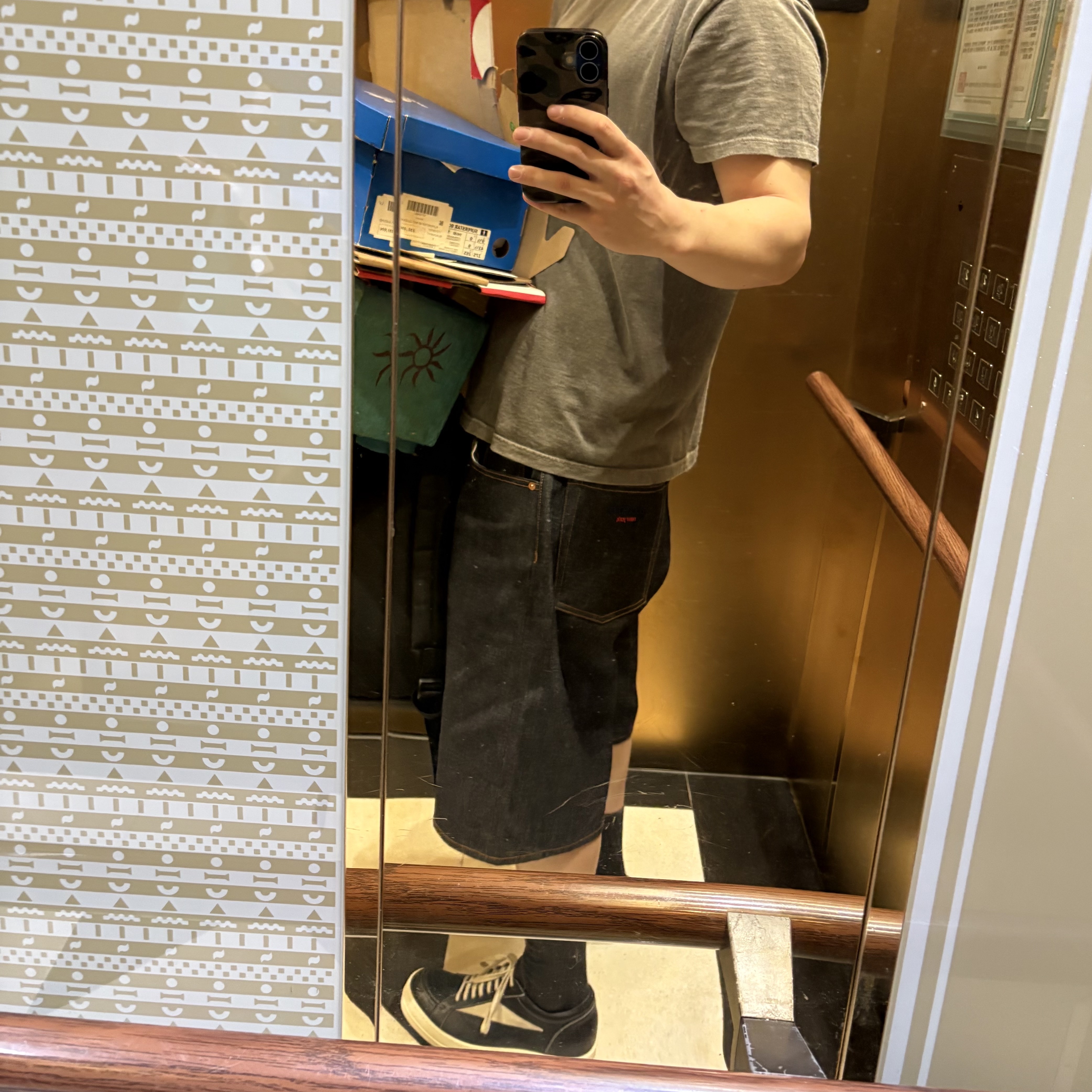 Supreme Rigid Baggy Selvedge Denim Short Rigid Indigo, Rick Owens Vintage Sneakers in Full Grain Calf Leather And Velour Suede Black Milk Milk 착용 스타일 - 2