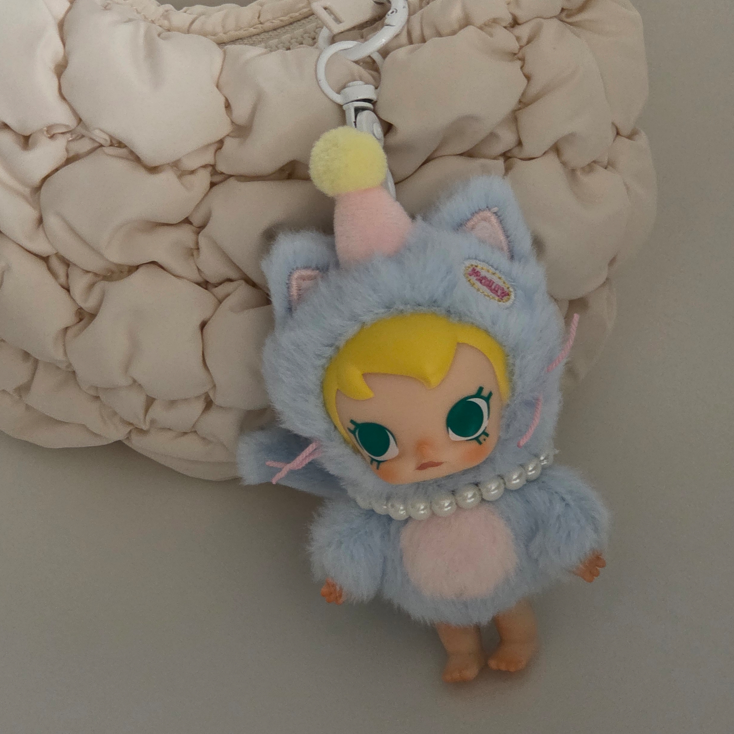 Pop Mart Baby Molly Pocket Friends Series Vinyl Plush Pendant Feeling Blue (Opened Case), COS Quilted Micro Bag Off White 착용 스타일 - 2