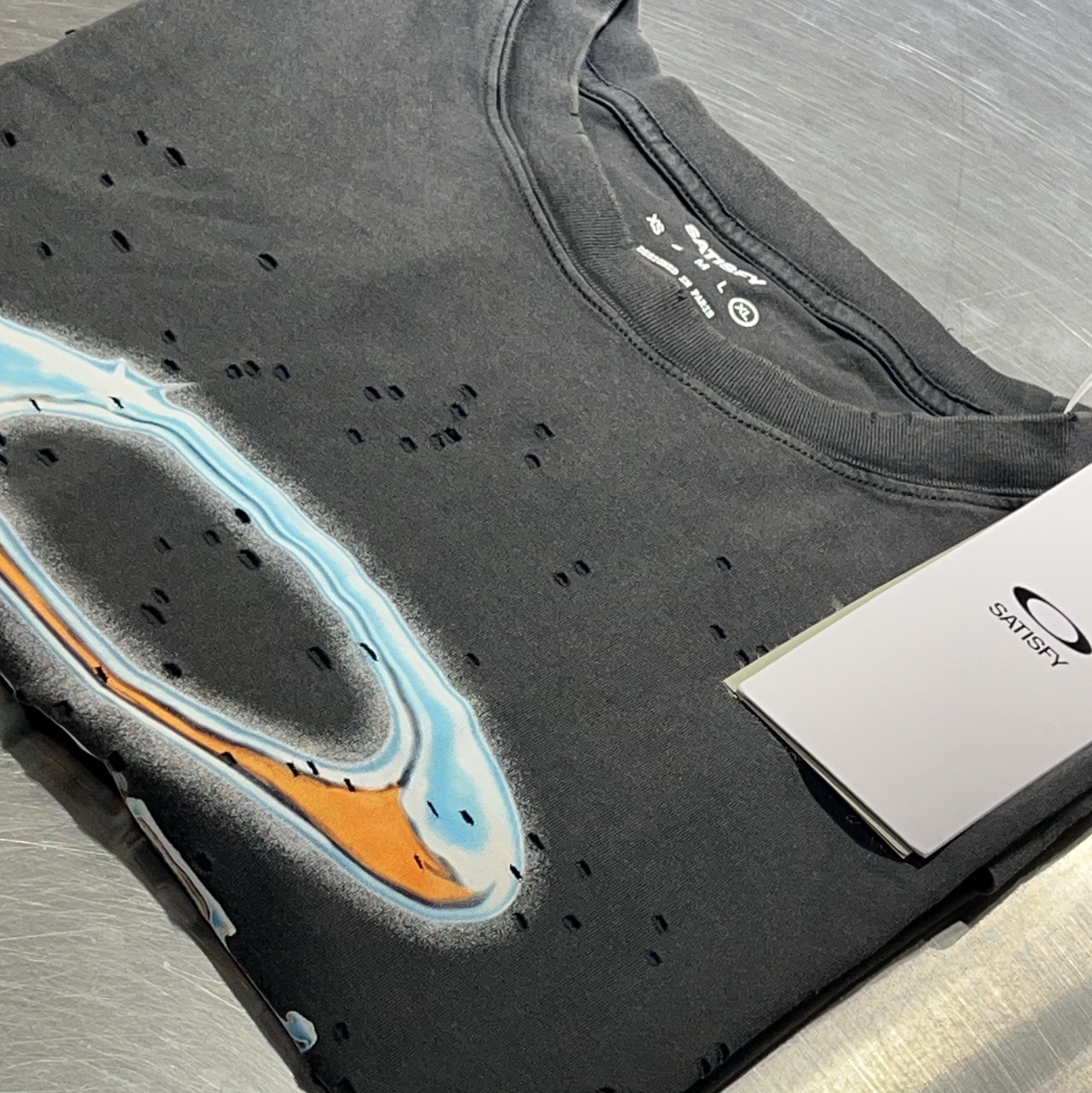 Oakley x Satisfy Mothtech T-Shirt Aged Black 착용 스타일 - 2
