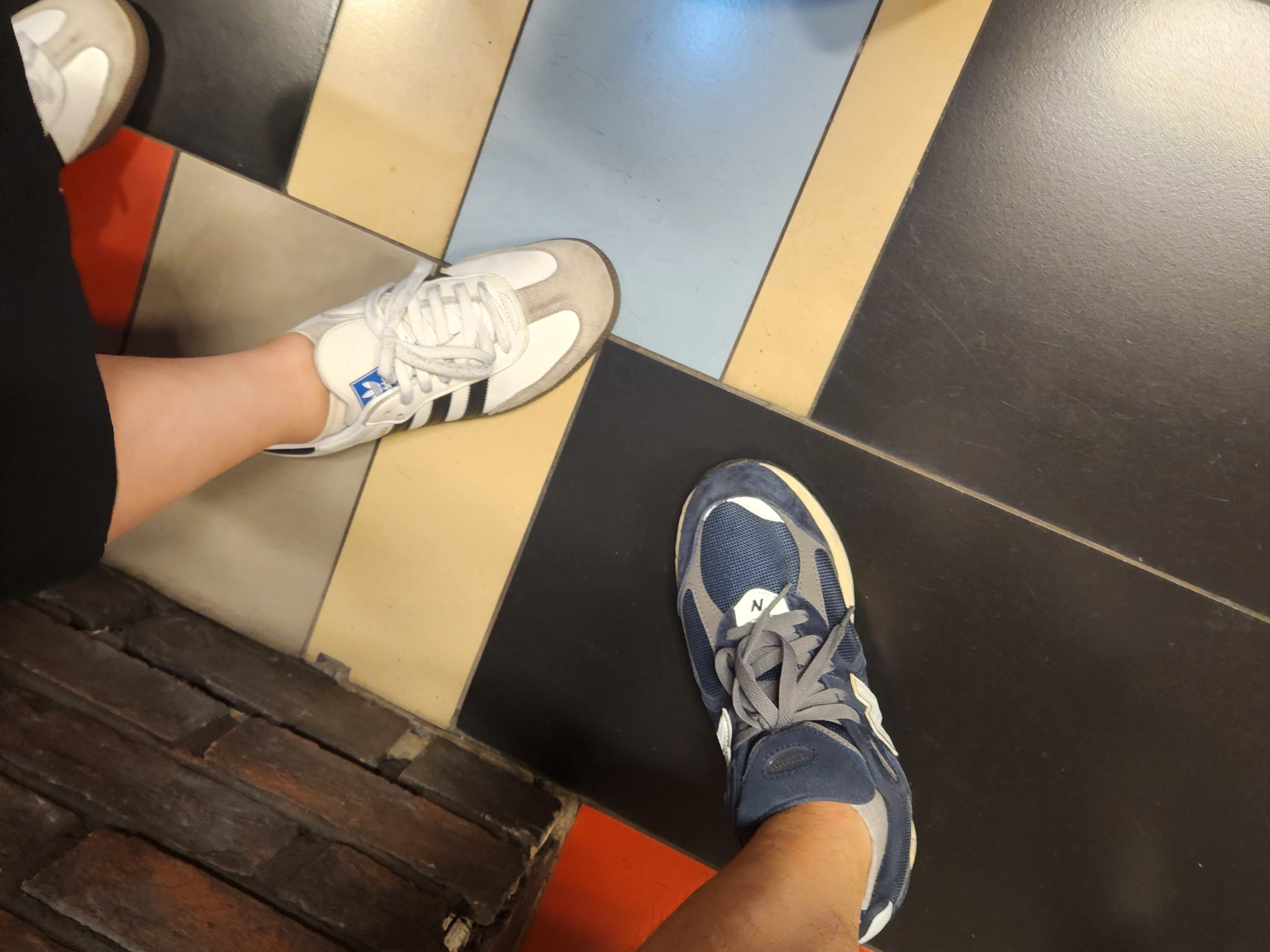 New Balance 2002R Eclipse Castlerock, Adidas Samba OG Cloud White 착용 스타일