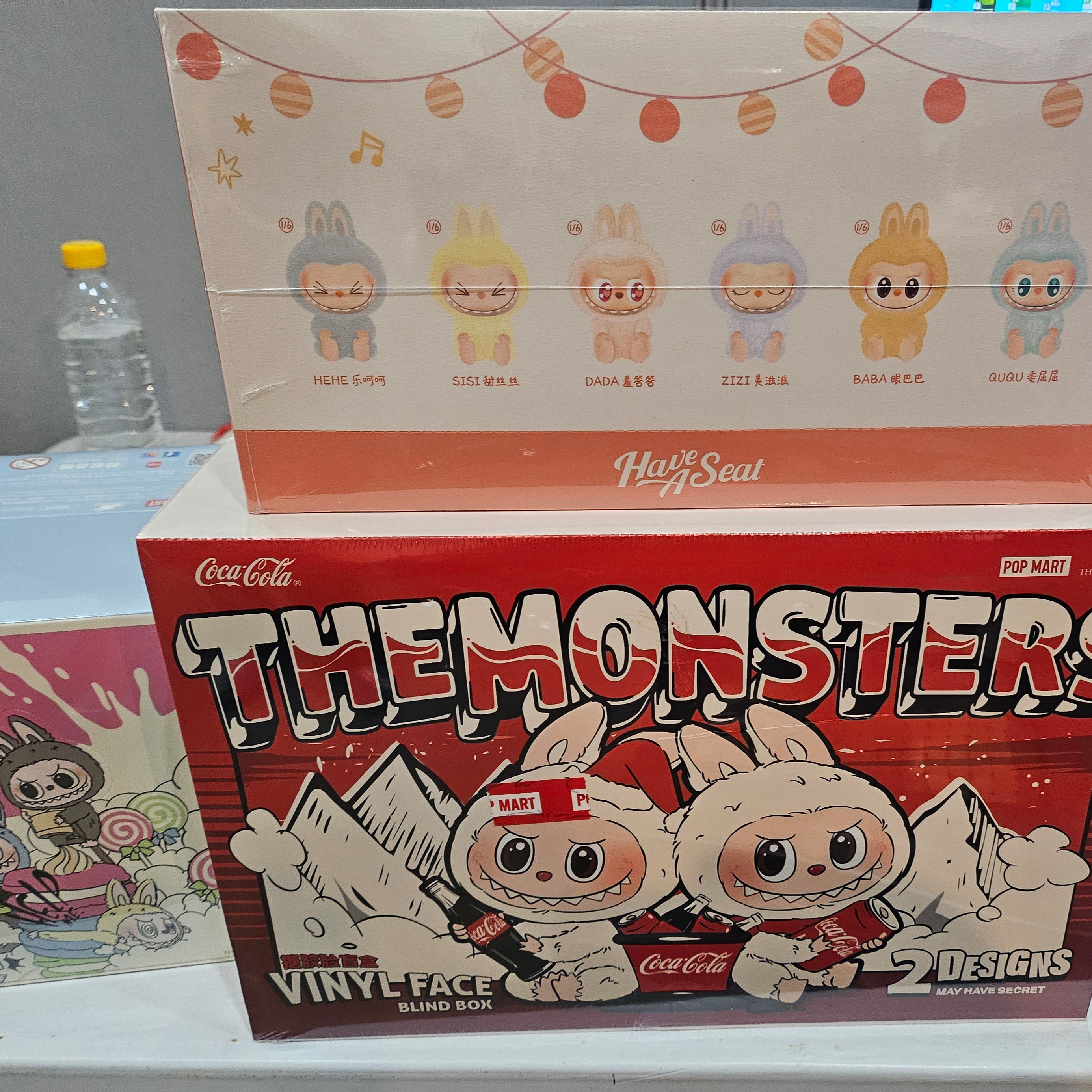 Pop Mart The Monsters Labubu Tasty Macarons Series Sealed Case (6 Blind Boxes), Pop Mart Labubu Let's Play Together Doll Series Sealed Case (6 Blind Boxes) 착용 스타일 - 1