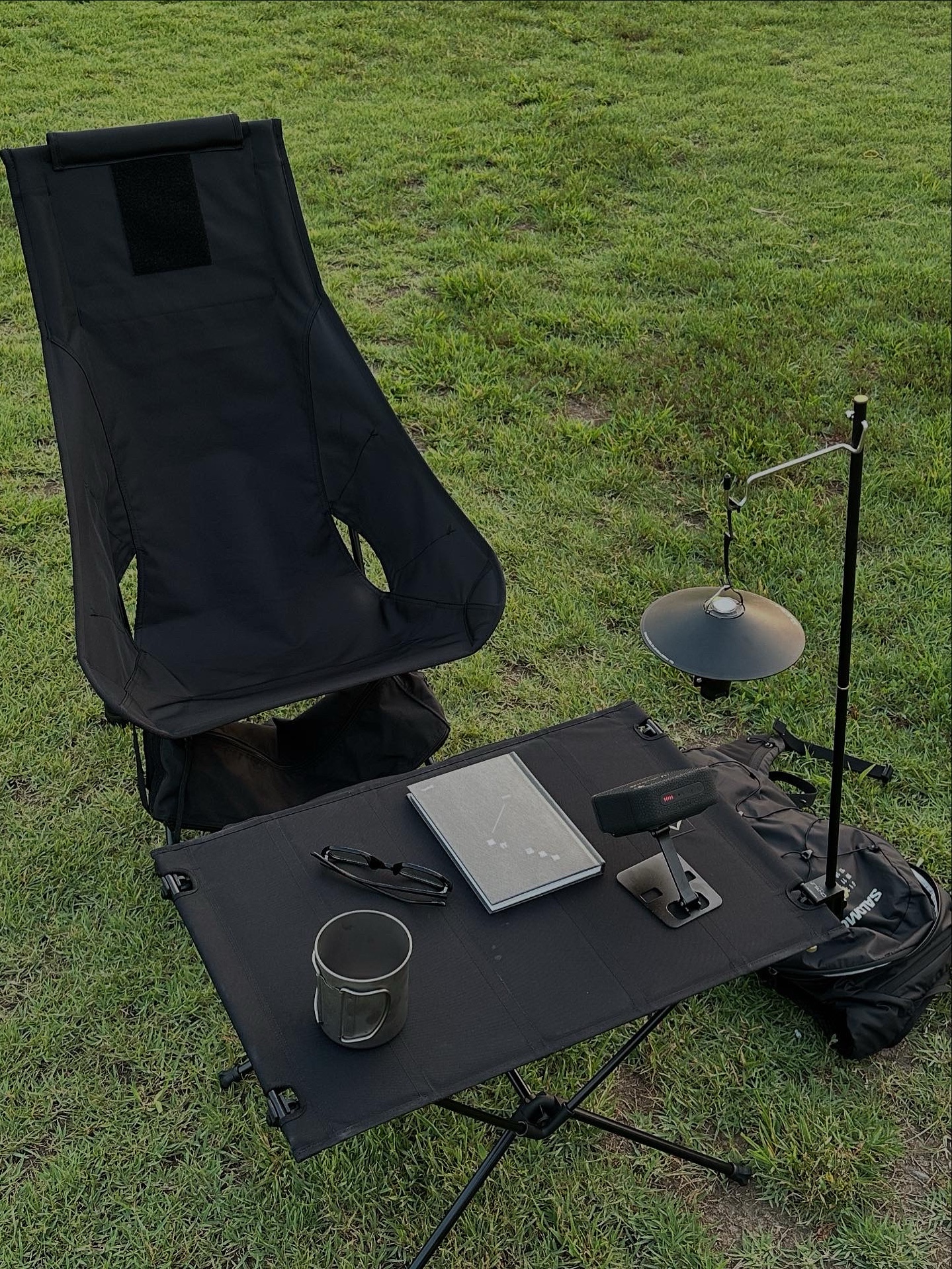 Helinox Tactical Chair Two Black, Helinox Tactical Table M Black 착용 스타일