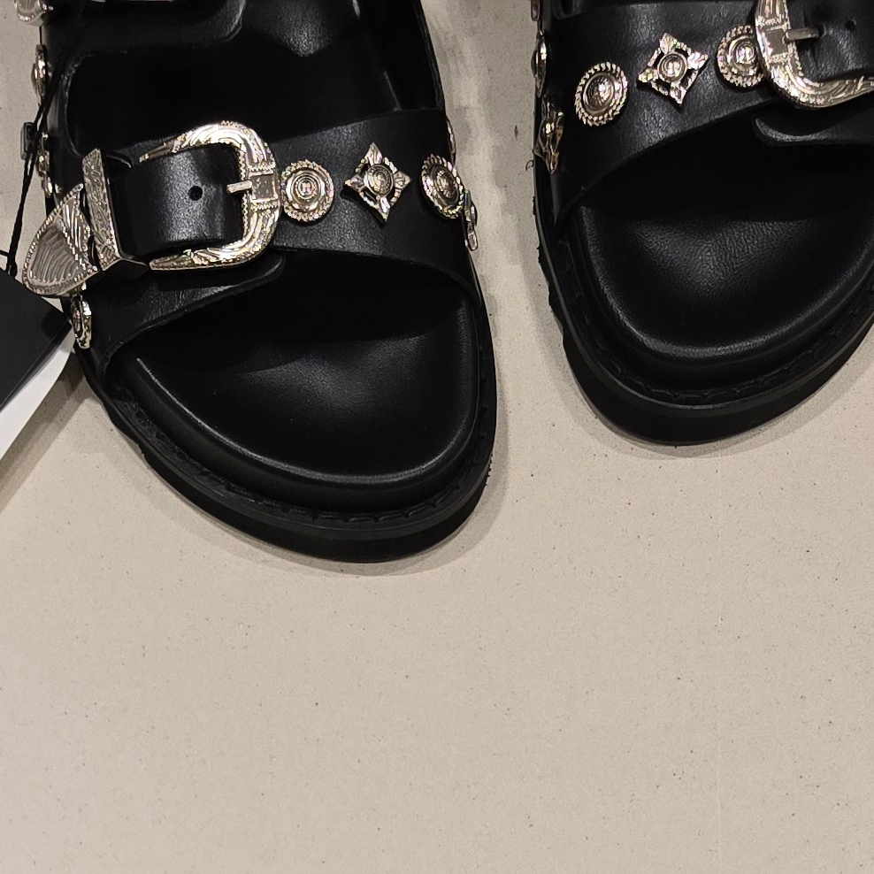 Toga Virilis AJ830 Leather Black - 25SS 착용 스타일