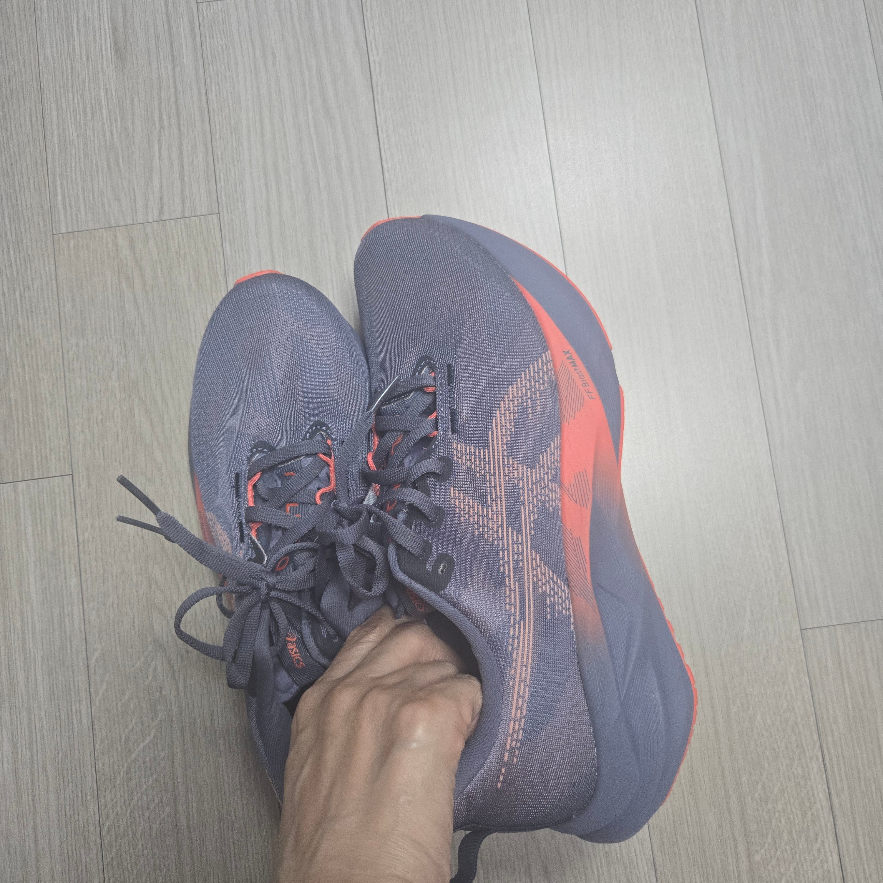 Asics Novablast 5 Greyish Purple Coral Reef 착용 스타일 - 1