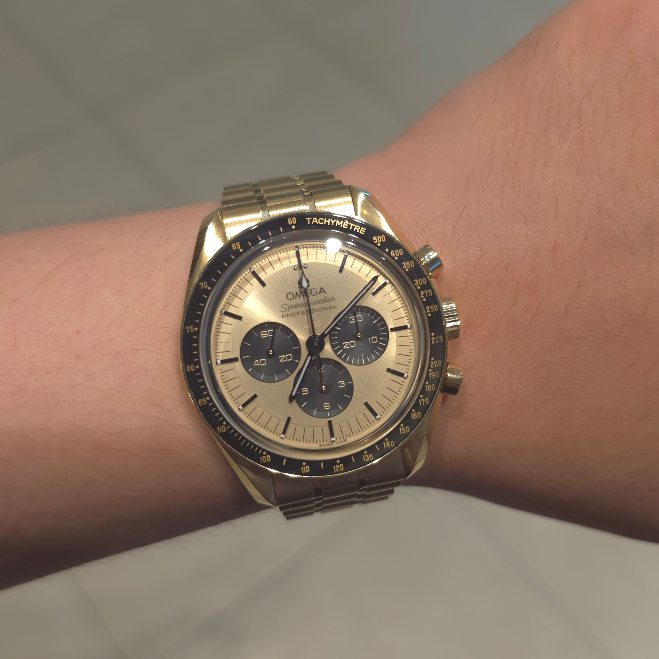 Swatch x Omega x Snoopy Bioceramic Moonswatch August's Mission To Earthphase 42mm Moonshine Gold 착용 스타일