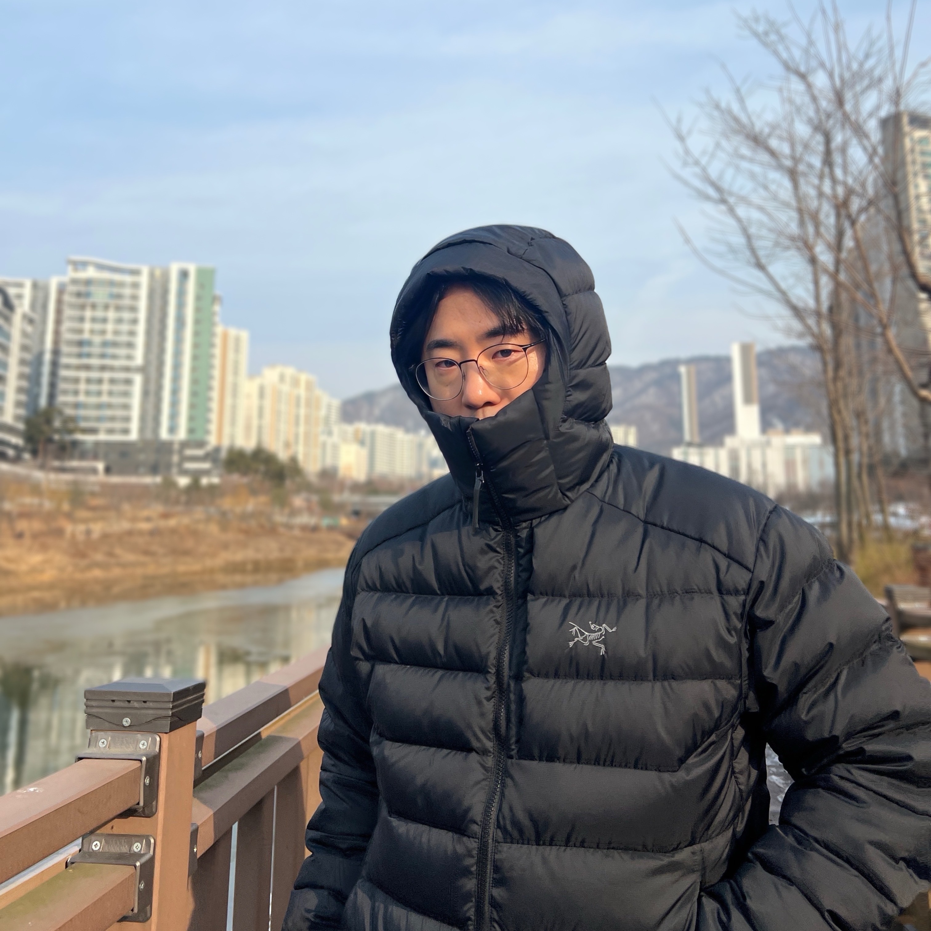 Arc'teryx Thorium Hoody Black, Arc'teryx Heliad 6 Crossbody Bag Black 착용 스타일 - 3