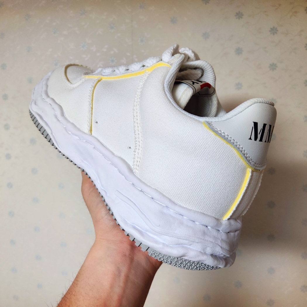Maison Mihara Yasuhi Wayne OG Sole Sneakers White 착용 스타일 - 2
