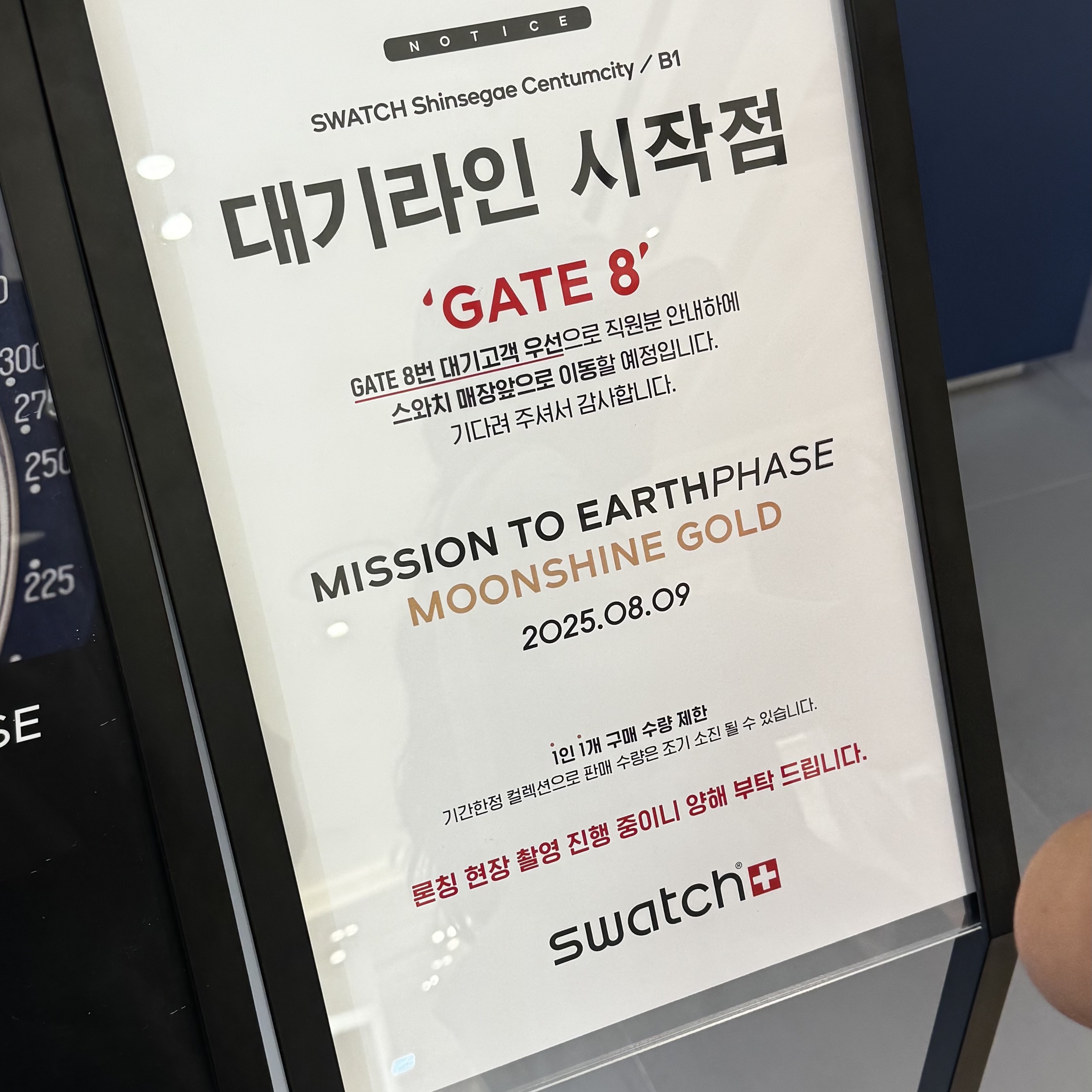 Swatch x Omega x Snoopy Bioceramic Moonswatch August's Mission To Earthphase 42mm Moonshine Gold 착용 스타일 - 3
