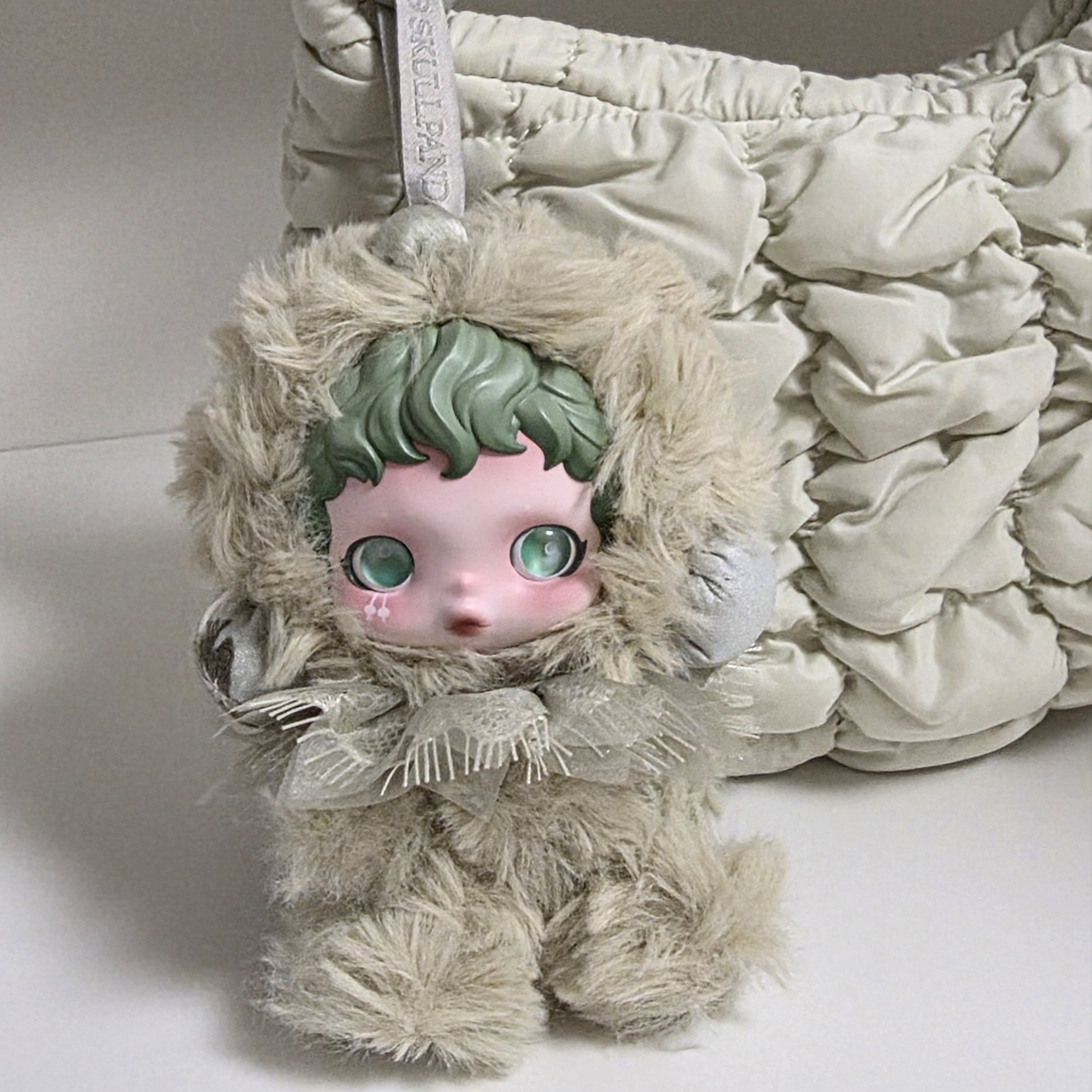 Pop Mart Skullpanda L’Impressionnisme Series Plush Doll Pond (Opened Case), COS Quilted Micro Bag Light Green 착용 스타일 - 1