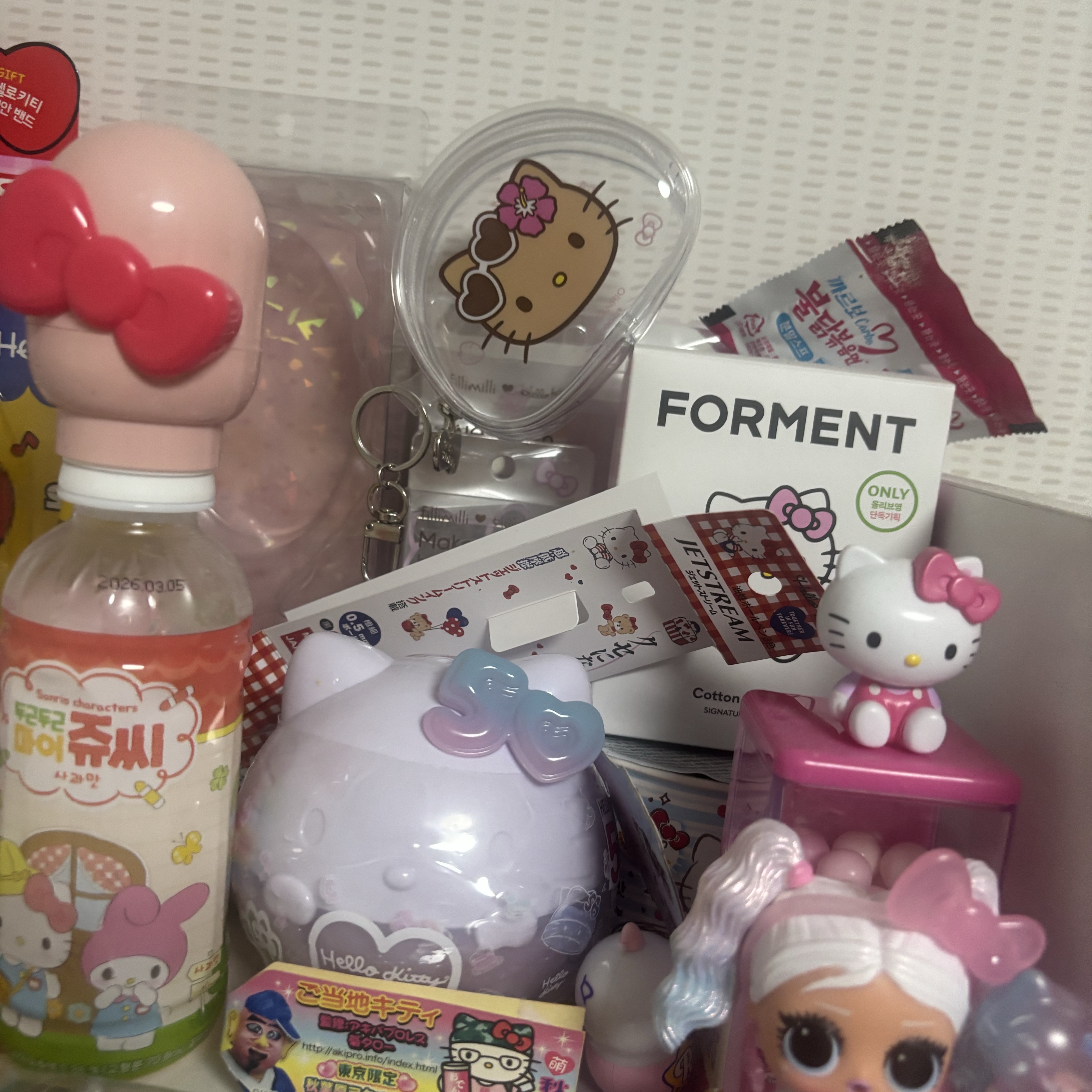 Sanrio x Foodology Tanning Hello Kitty Pouch Beige 착용 스타일