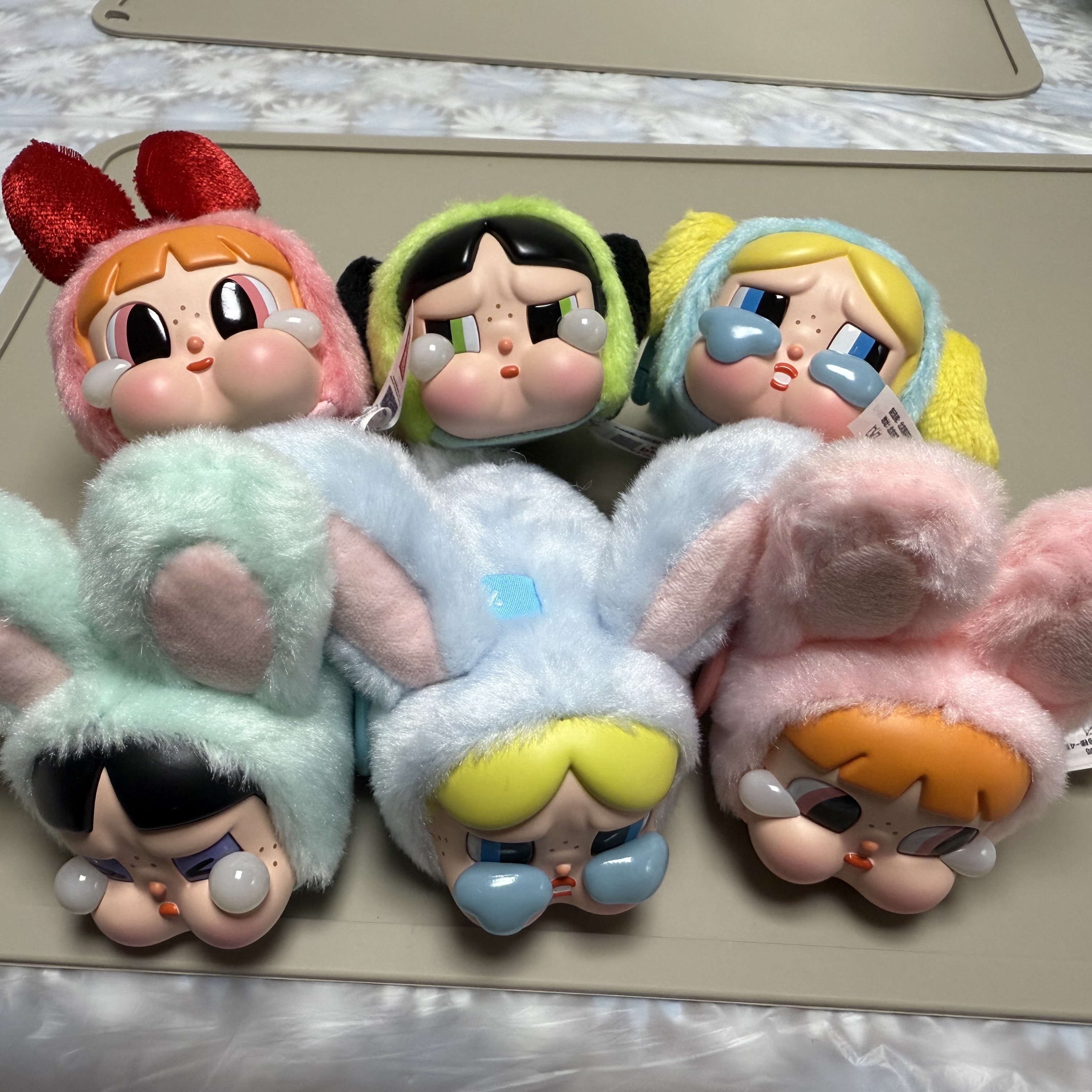 Pop Mart Crybaby x Powerpuff Girls Series Keyring Sealed Case (6 Blind Boxes) 착용 스타일