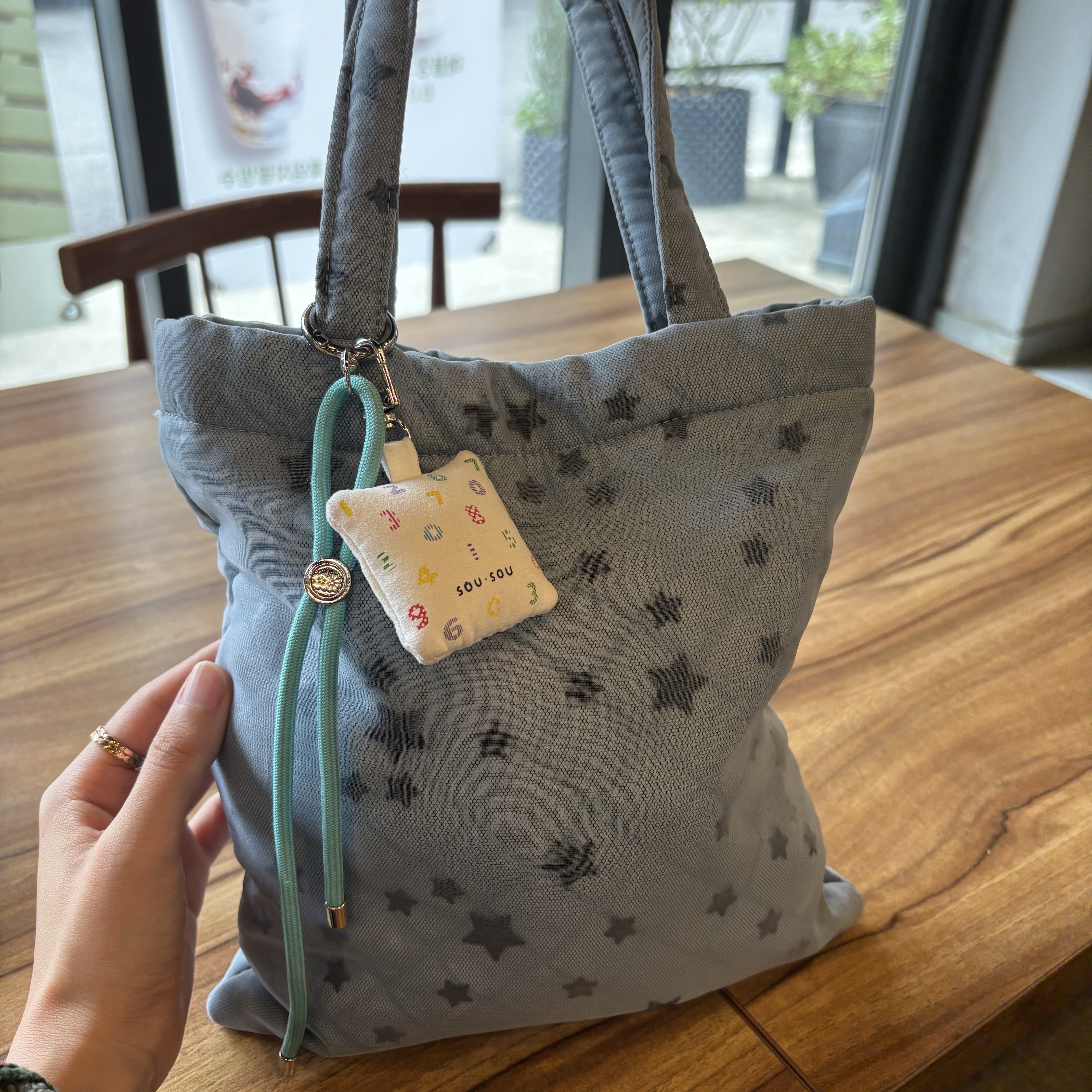 COYSEIO Milky Star Tote Bag Sky Blue 착용 스타일 - 2