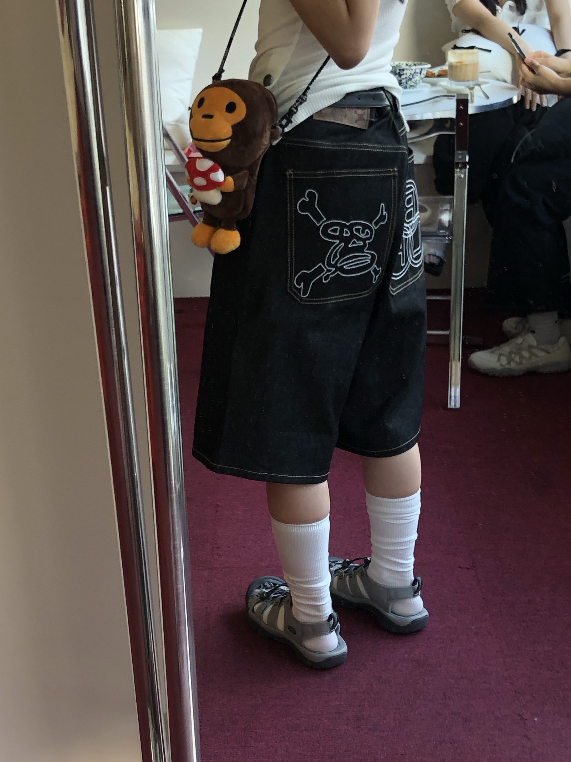Punch Drunk Parties Mother's Worry Tank Top White, BAPE Baby Milo Plush Mobile Bag Brown 착용 스타일 - 2