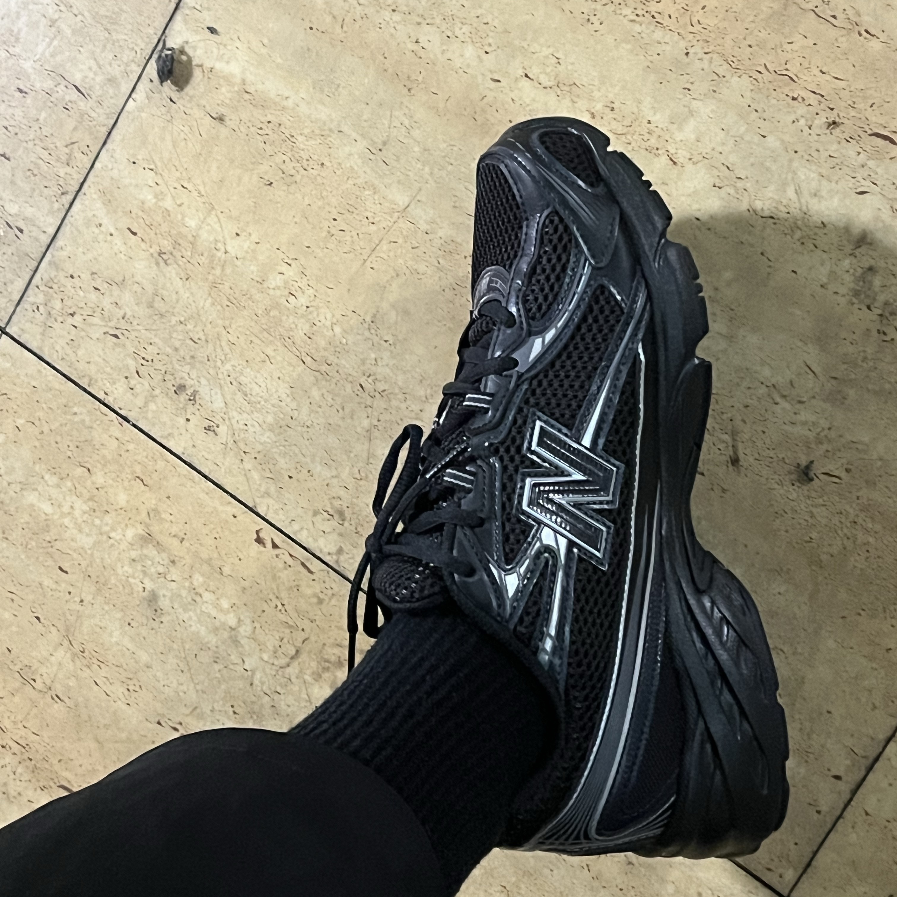 New Balance 740v2 Black Silver Metallic 착용 스타일 - 2
