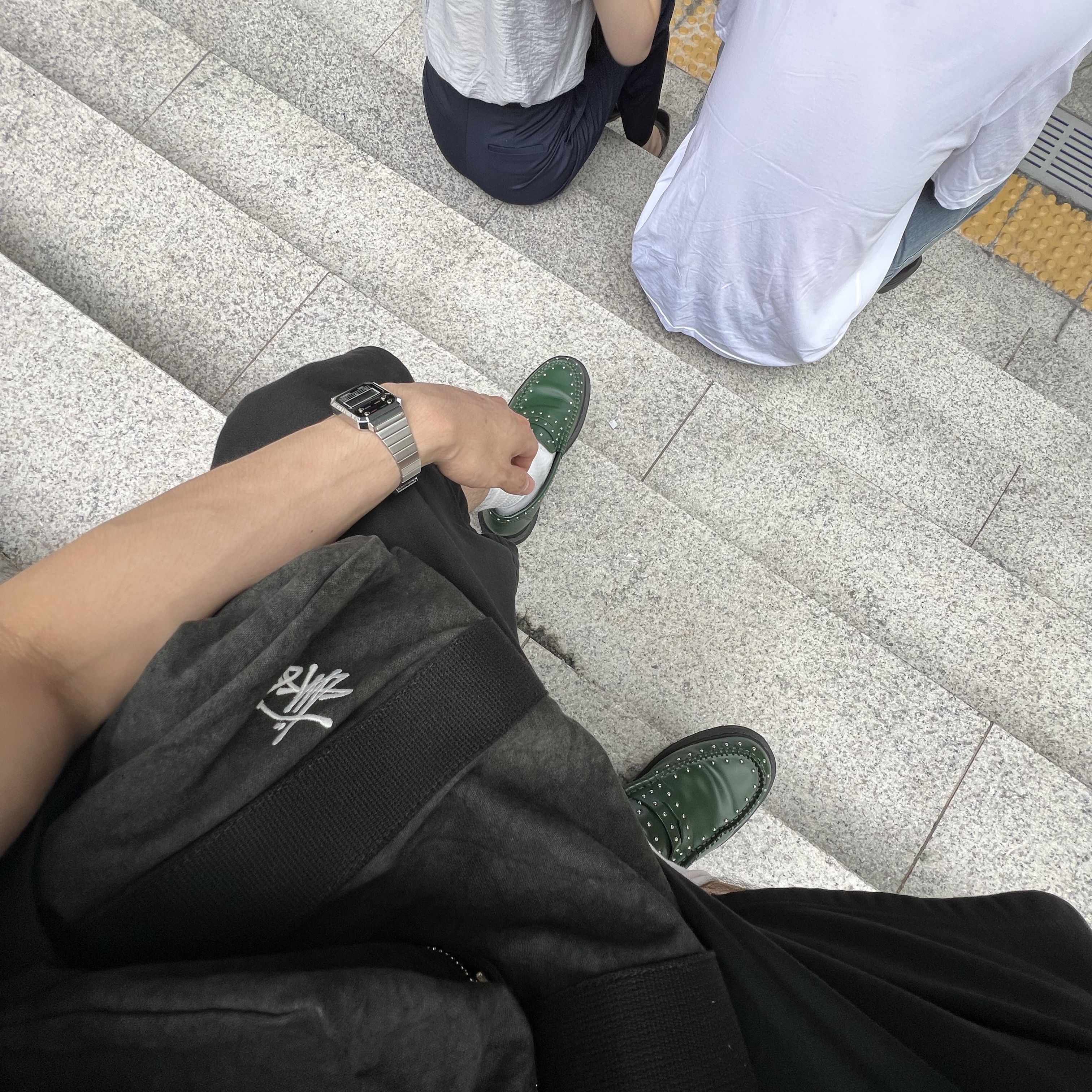 Supreme Corduroy Pocket Camp Cap Blue - 24SS, Dr. Martens x Supreme Studded Penton Loafers Dark Green - 25SS 착용 스타일 - 3