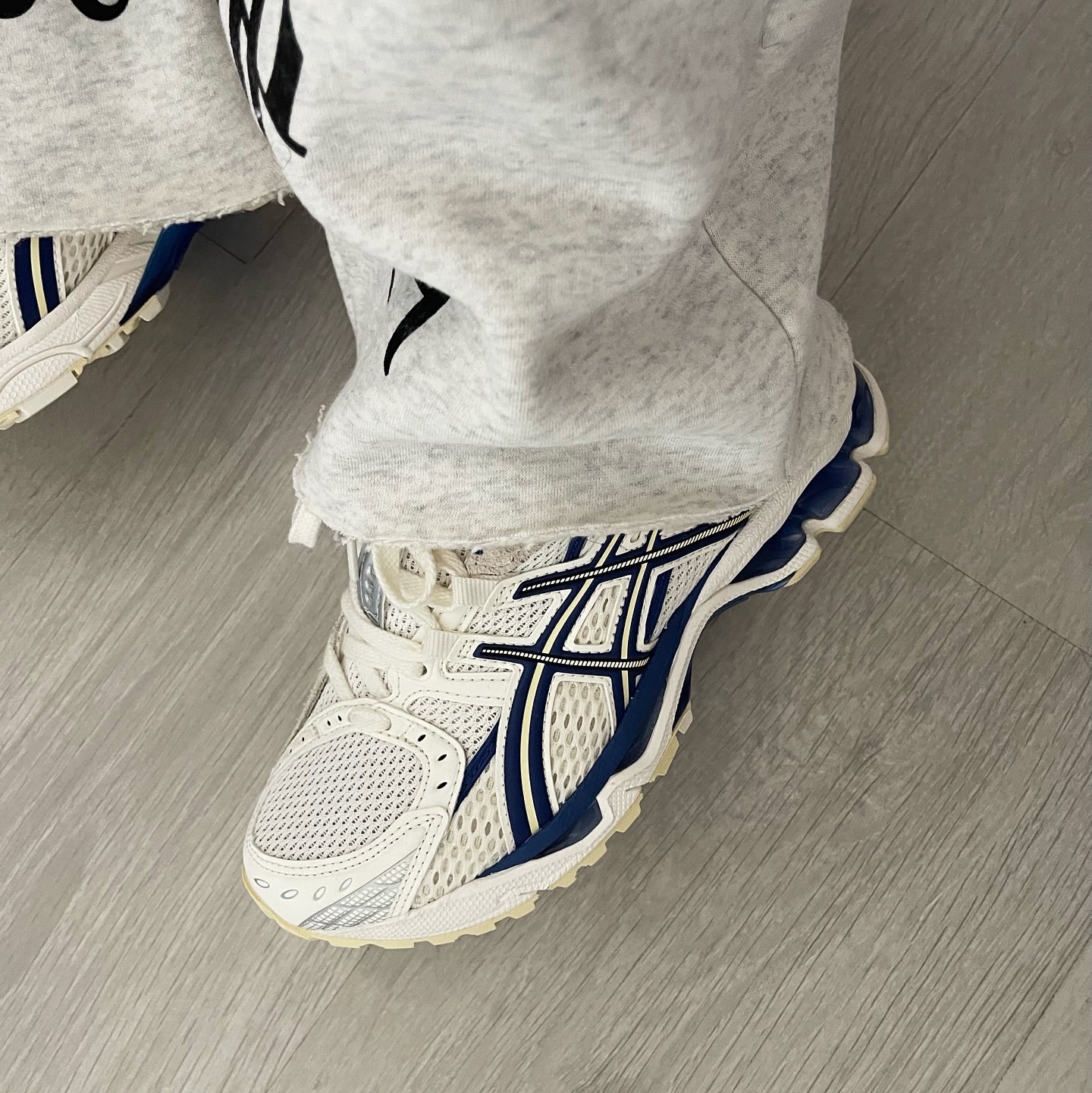 Asics x END. Gel-Nimbus 10.1 Snow White Sodalite Blue 착용 스타일 - 4
