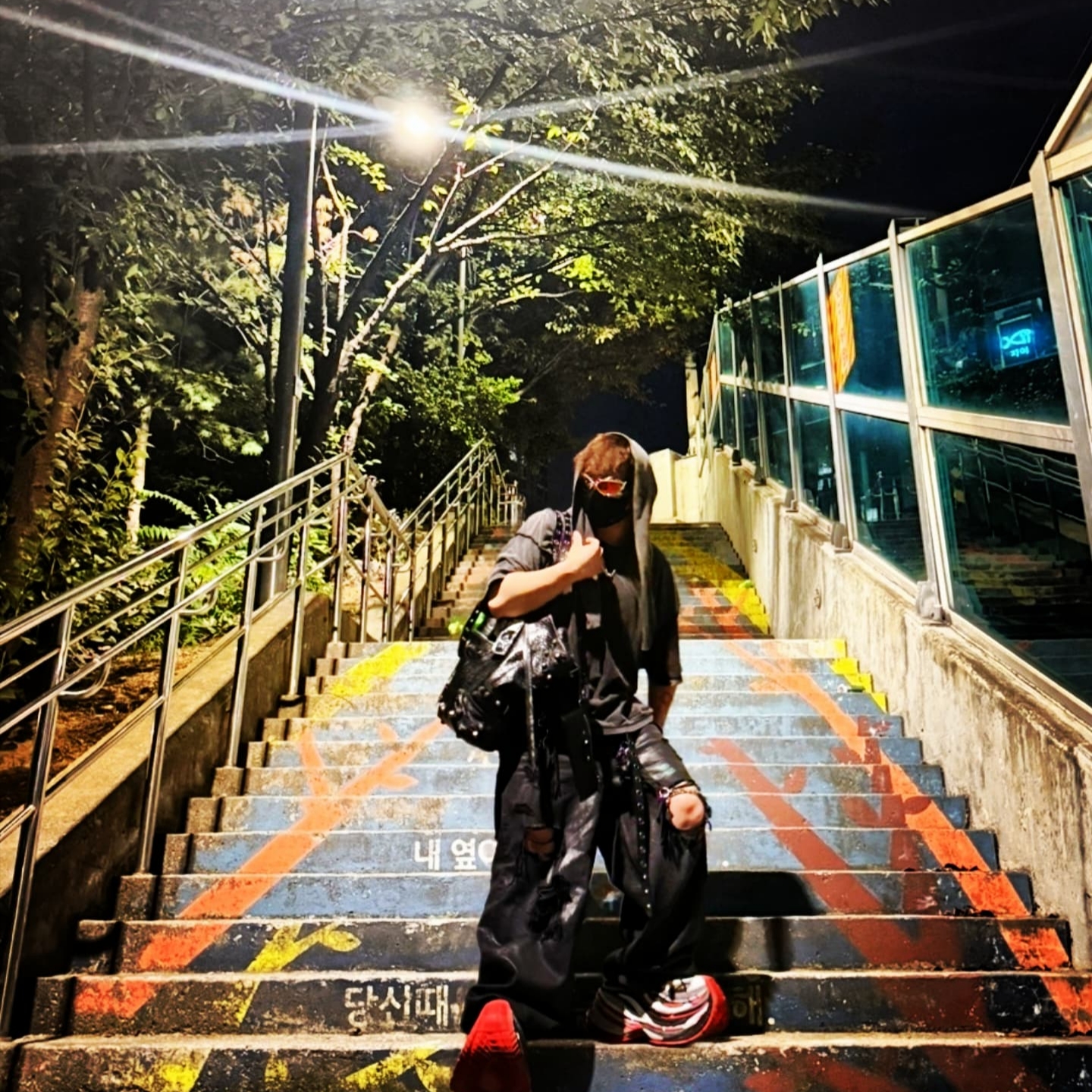 Balenciaga Le Cagole Large Carry All Bag Black, Balenciaga Platform Reduced Sneakers Black Grey 착용 스타일 - 1
