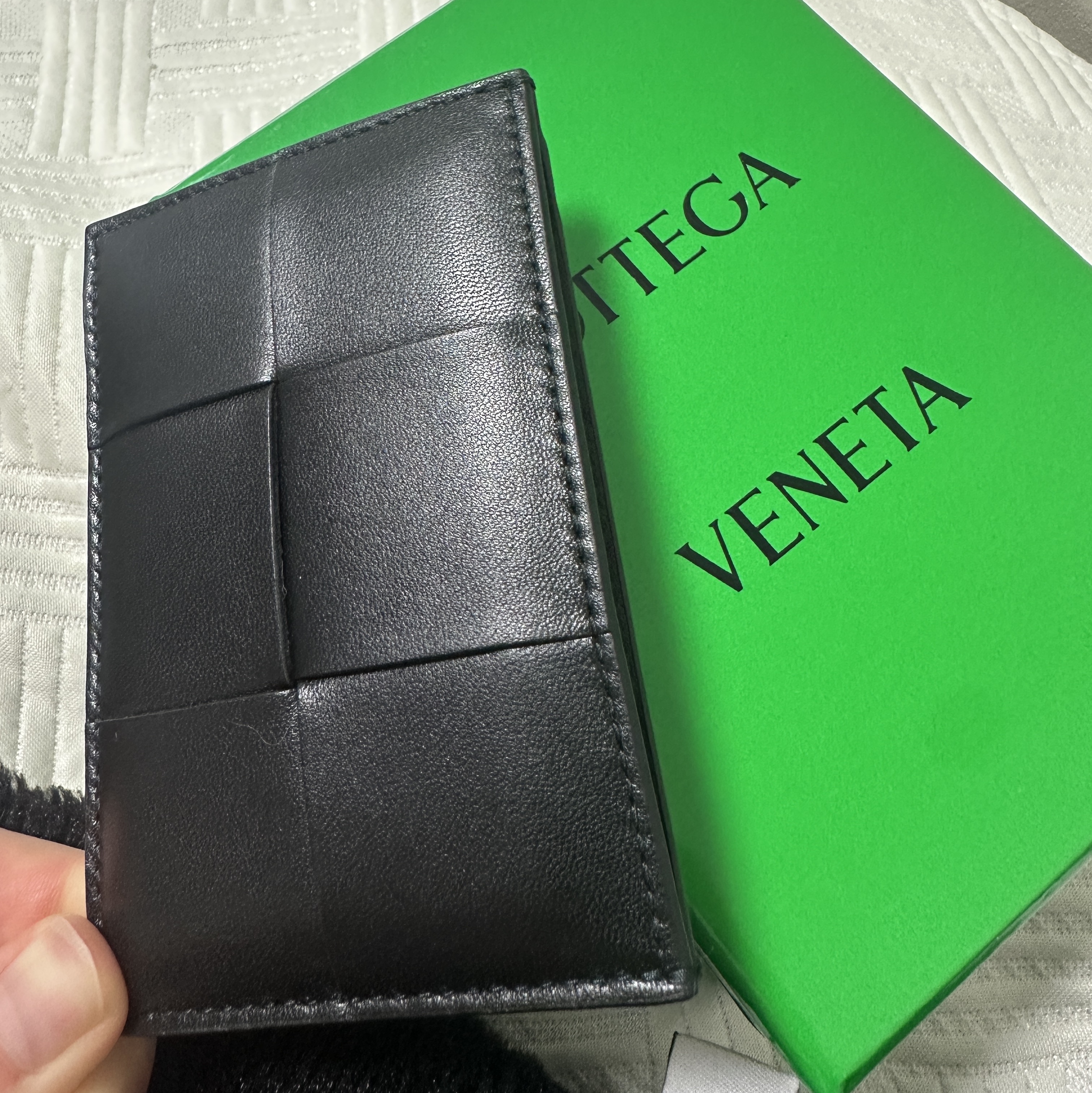 Bottega Veneta Credit Card Case Lambskin & Calfskin Black 착용 스타일